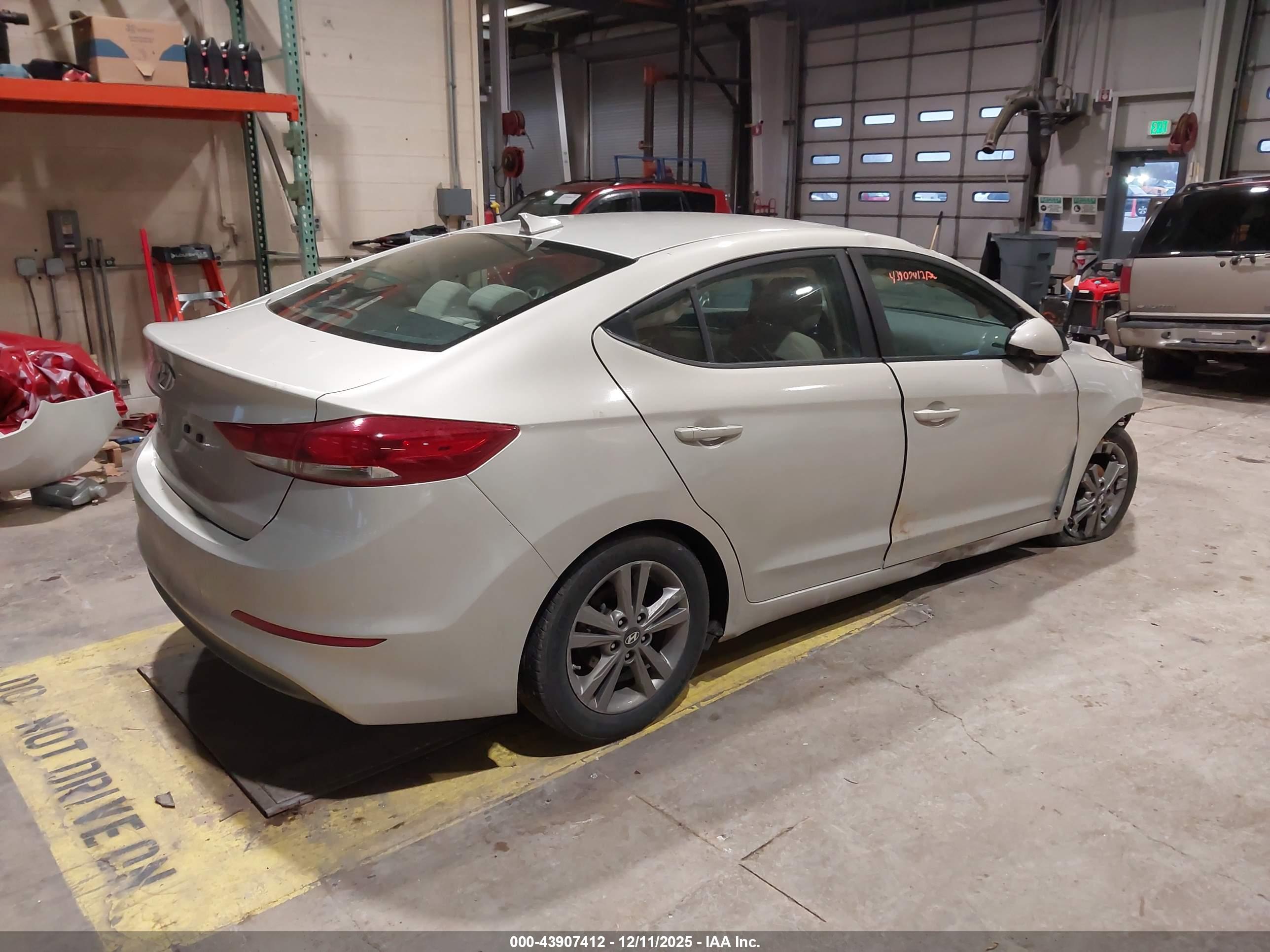 HYUNDAI ELANTRA image 4