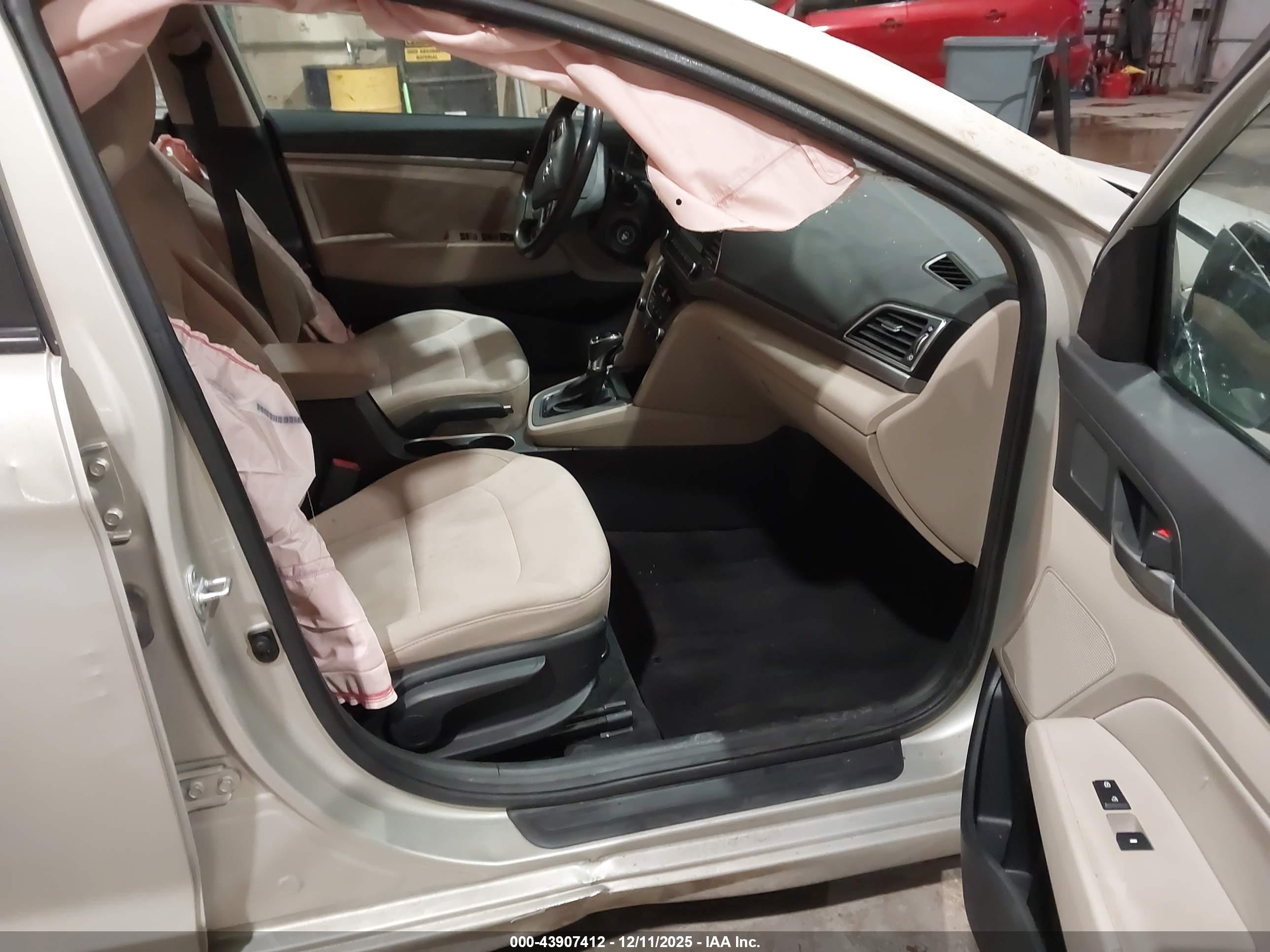 HYUNDAI ELANTRA image 5