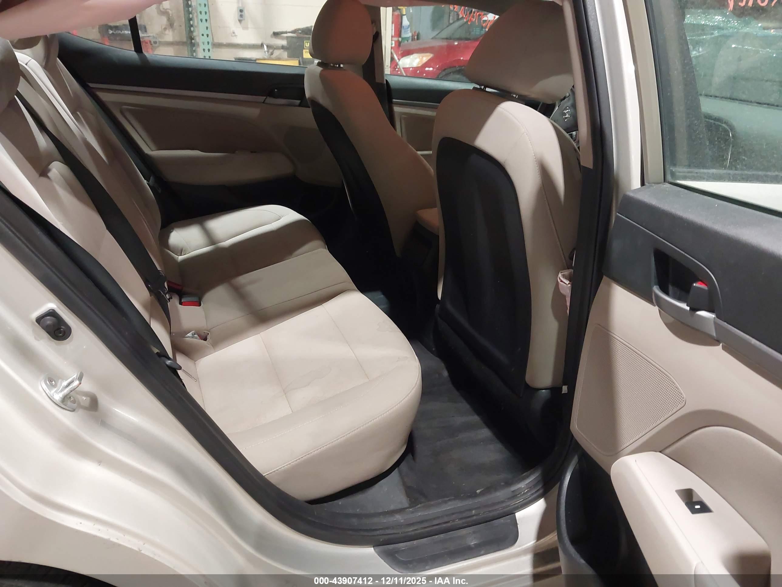 HYUNDAI ELANTRA image 8