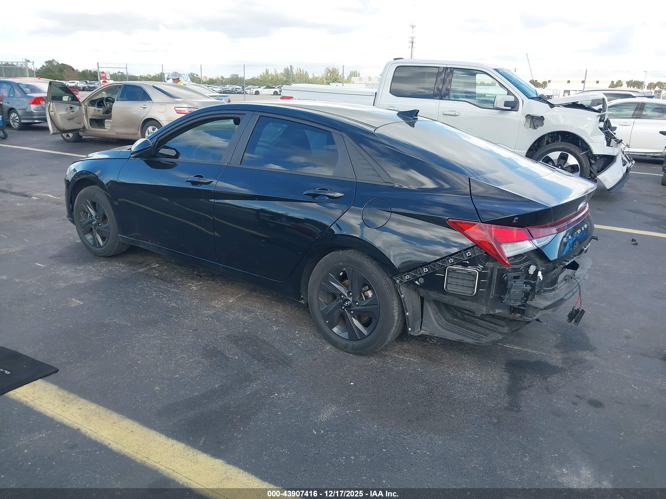 HYUNDAI ELANTRA image 3