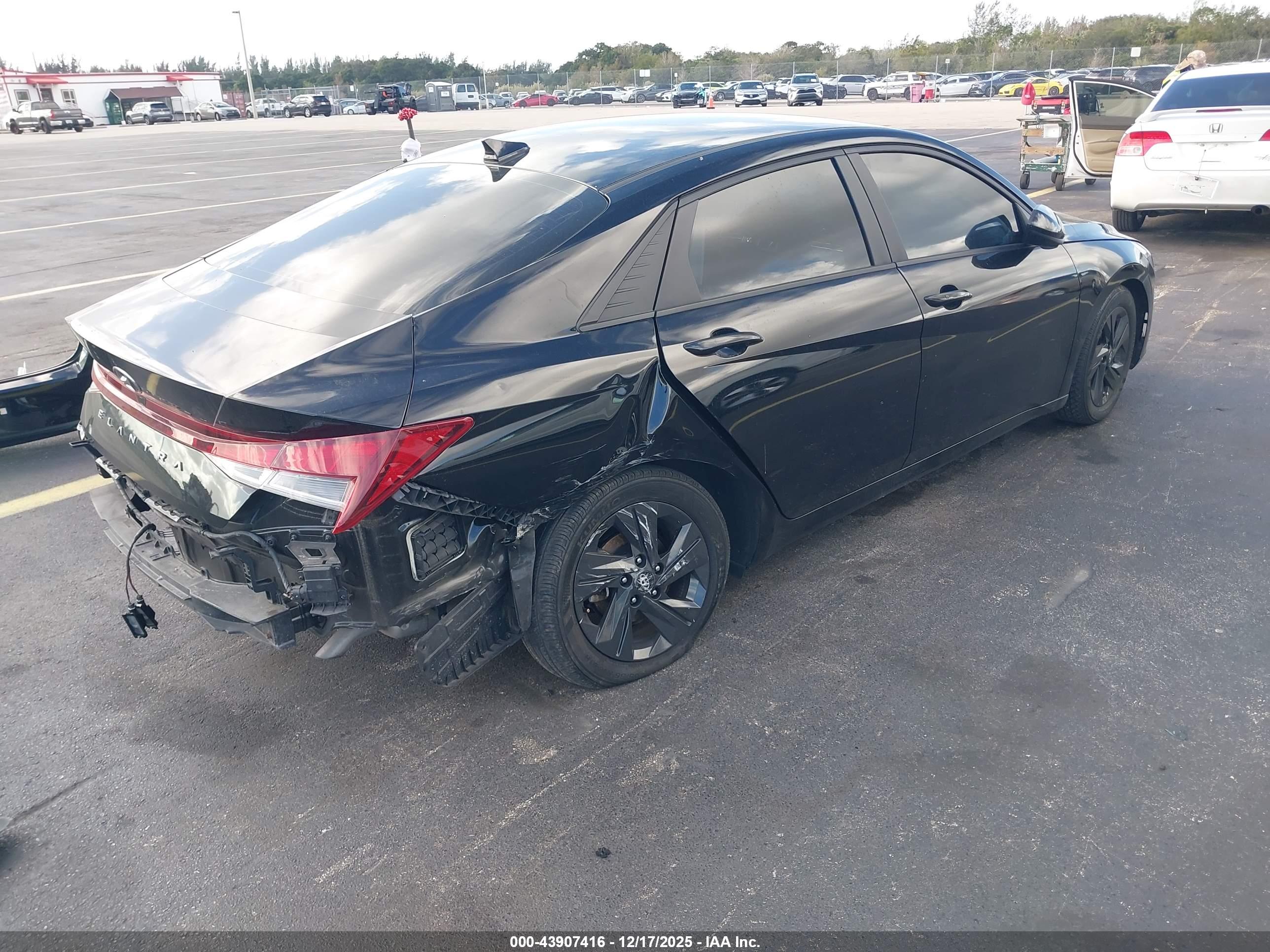 HYUNDAI ELANTRA image 4