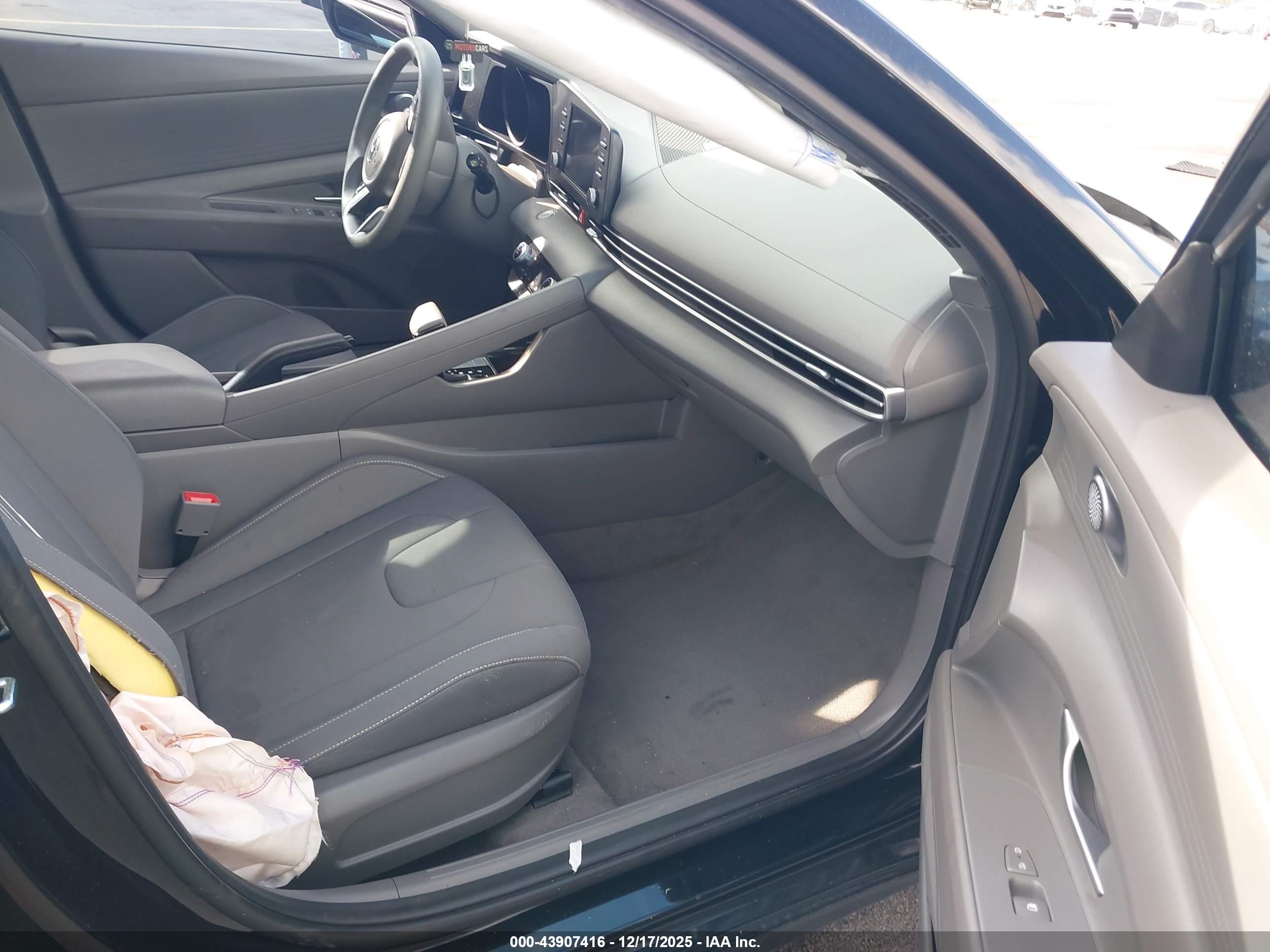 HYUNDAI ELANTRA image 5