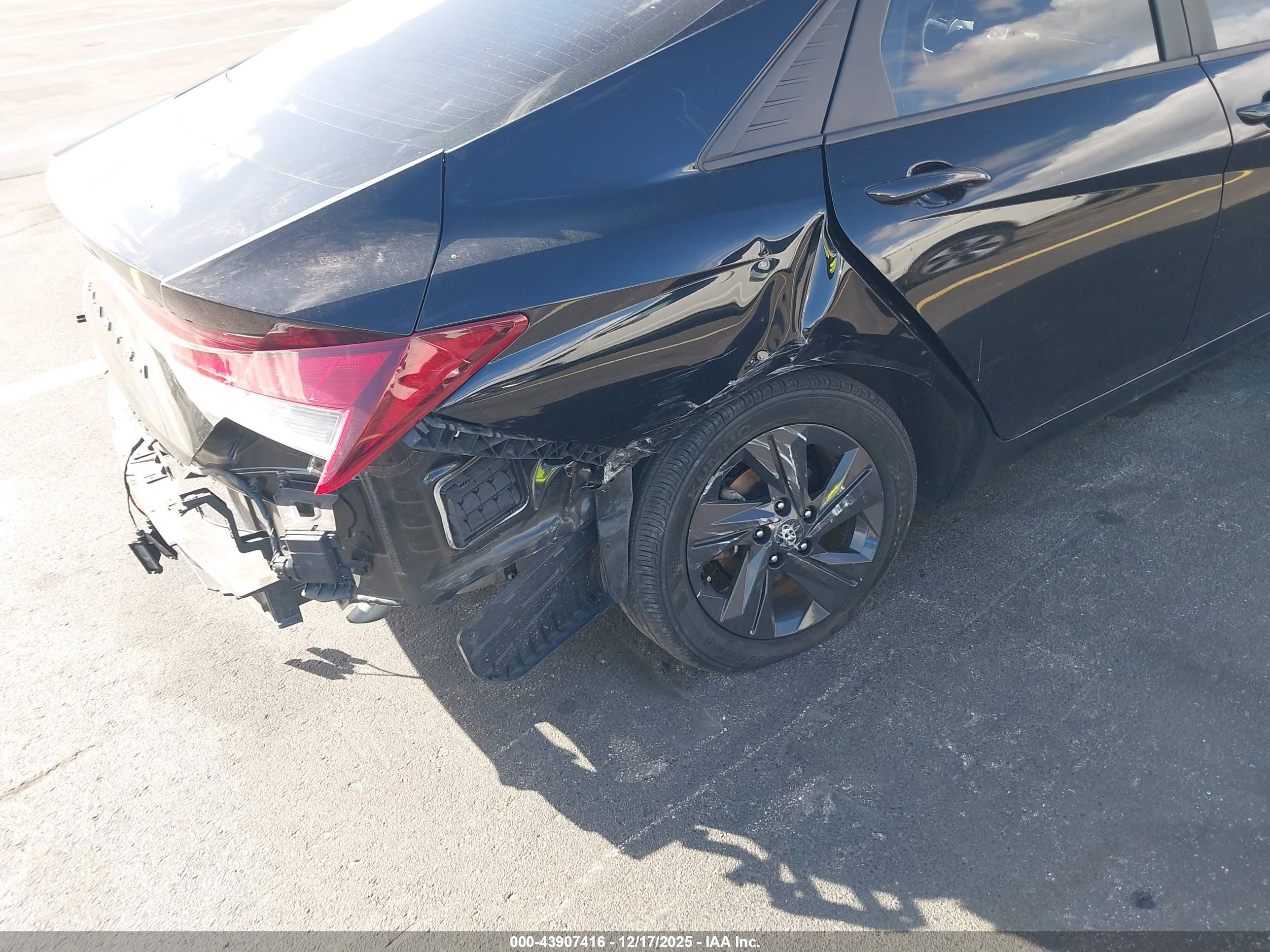 HYUNDAI ELANTRA image 6