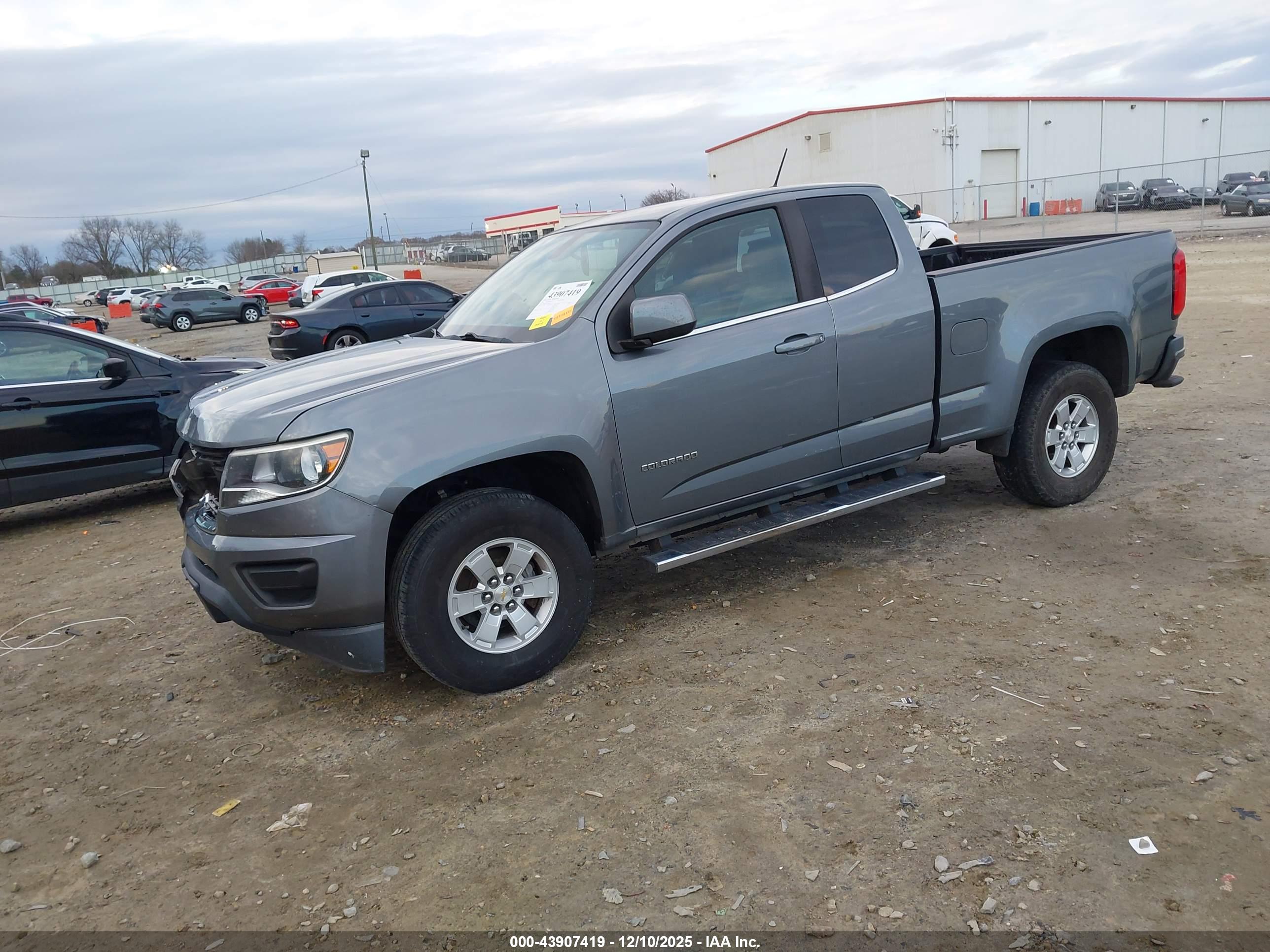 CHEVROLET COLORADO image 2