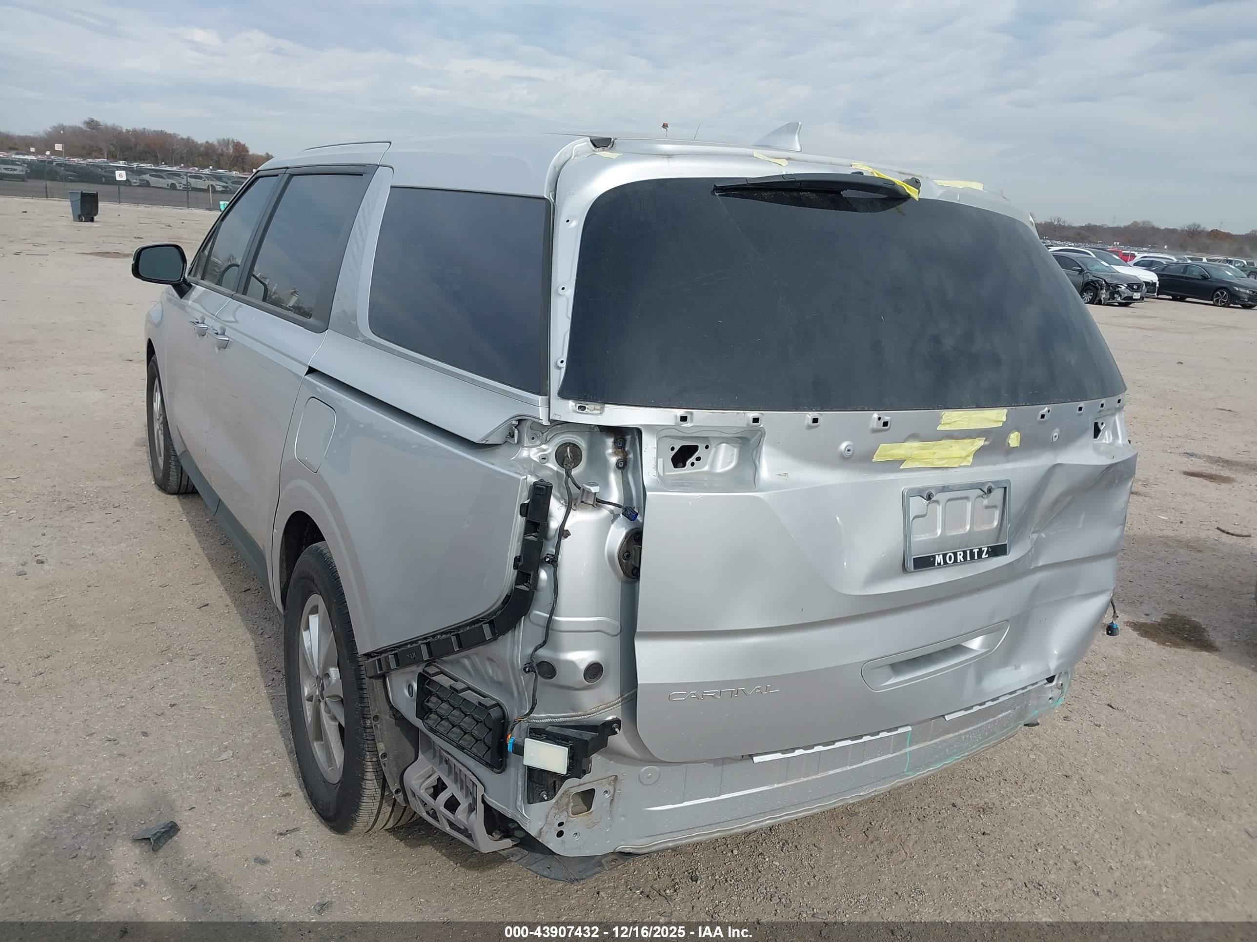 KIA CARNIVAL image 3