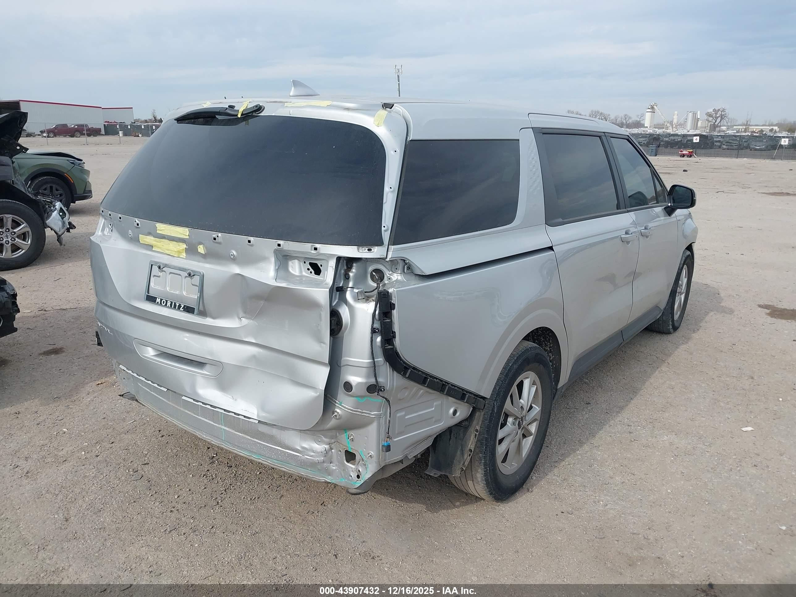 KIA CARNIVAL image 4