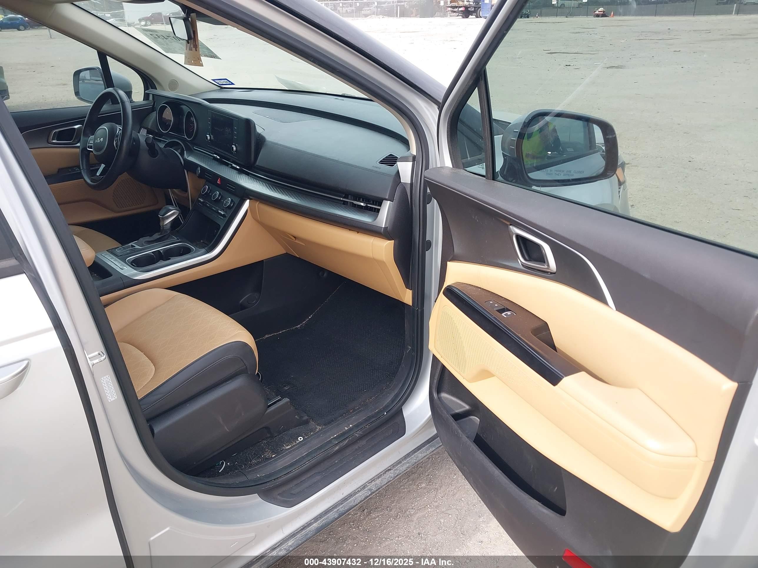 KIA CARNIVAL image 5