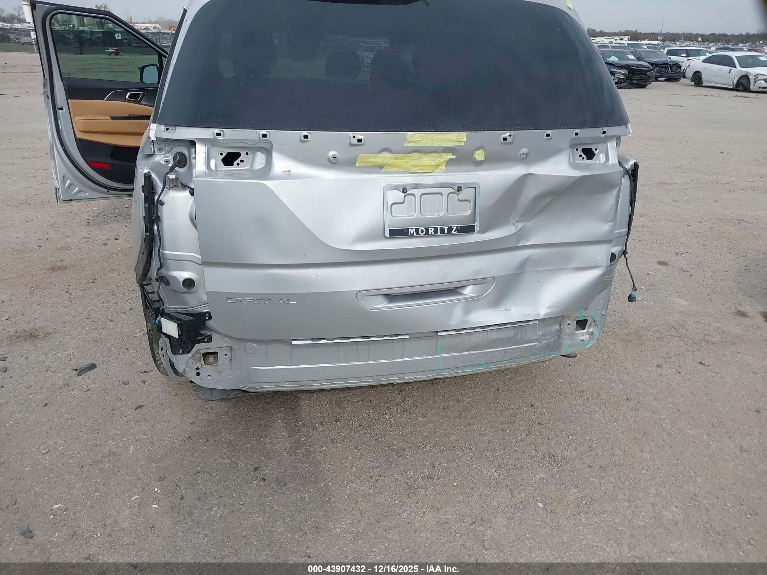 KIA CARNIVAL image 6