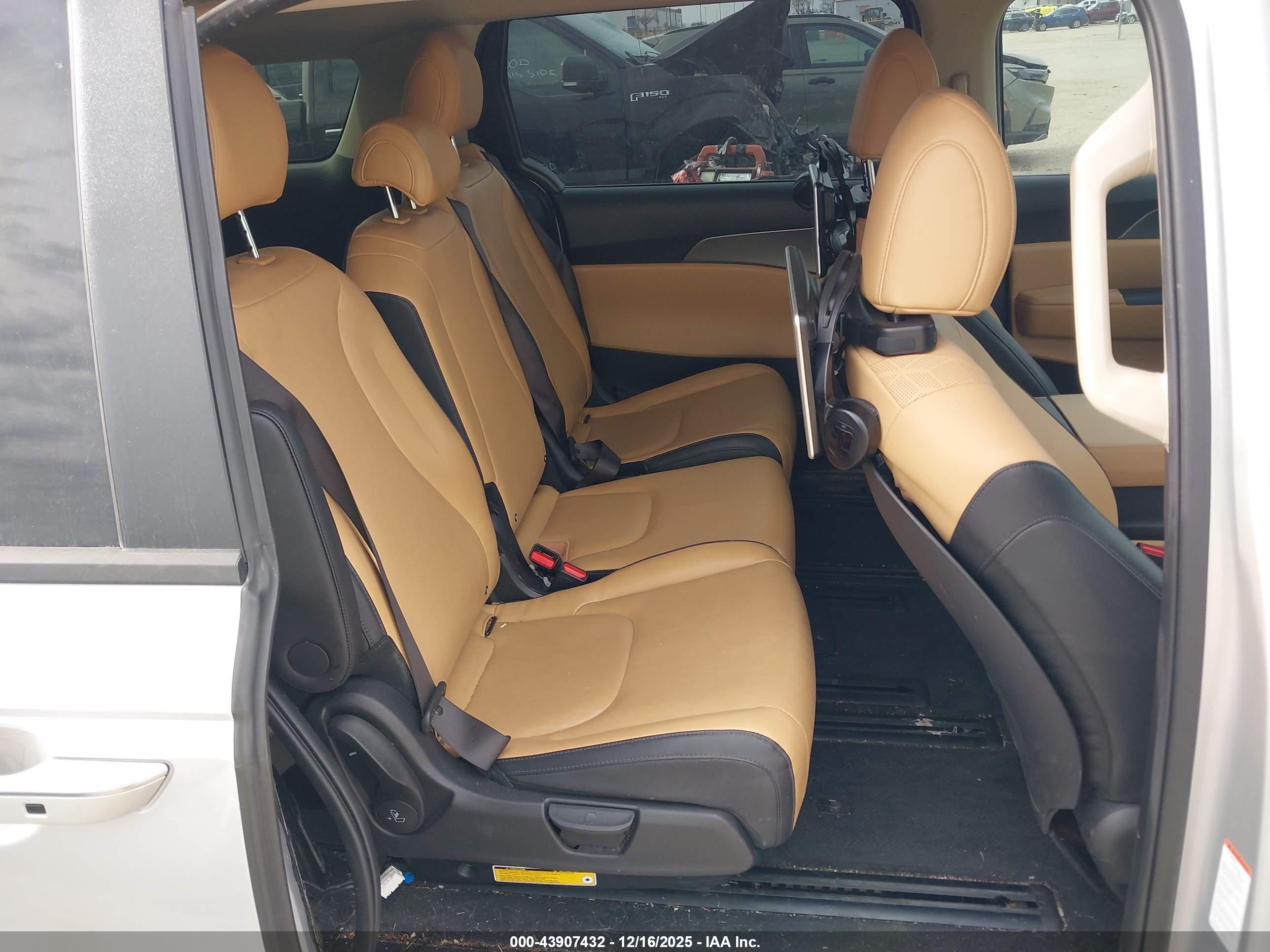 KIA CARNIVAL image 8