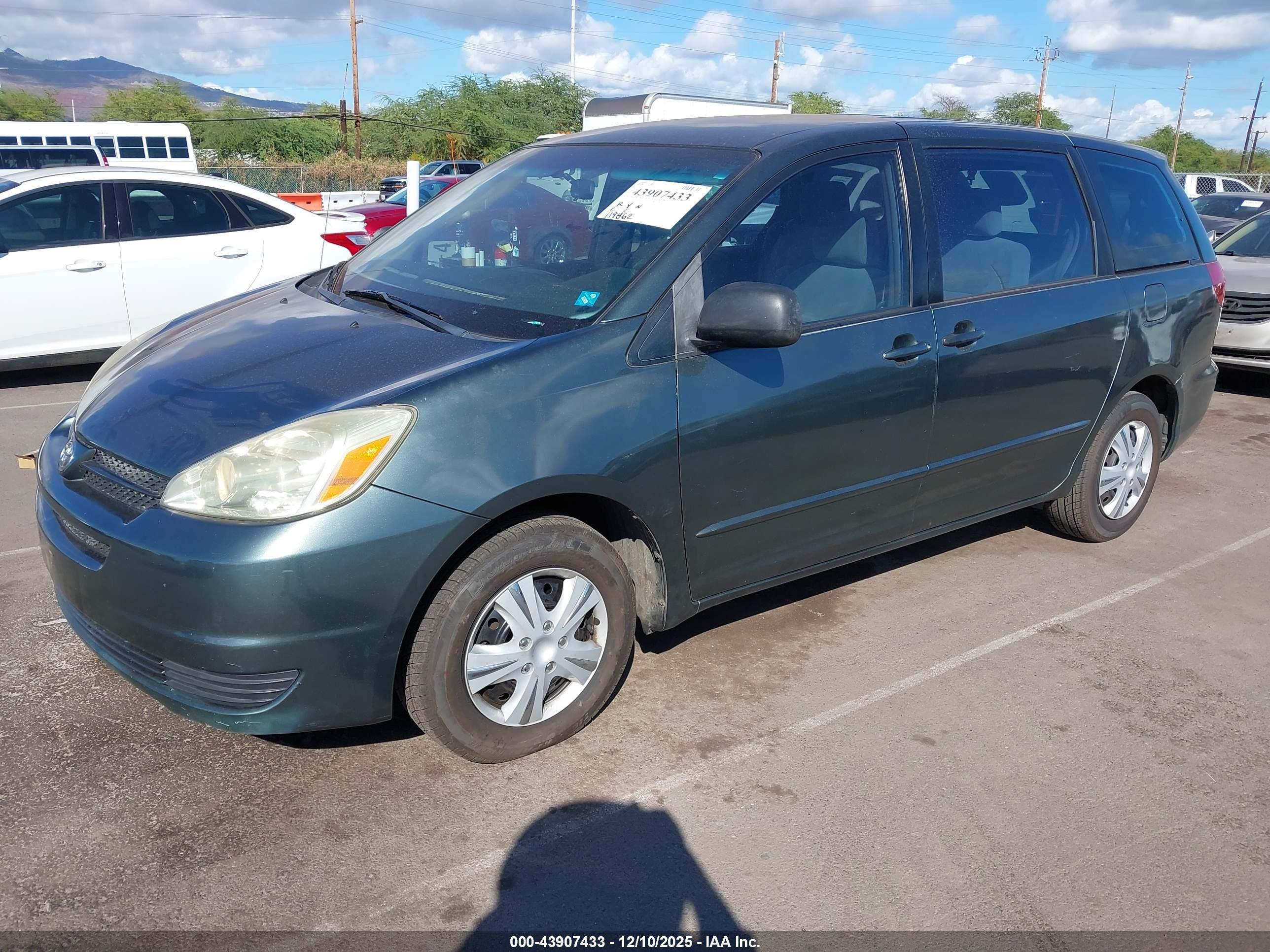 TOYOTA SIENNA image 2