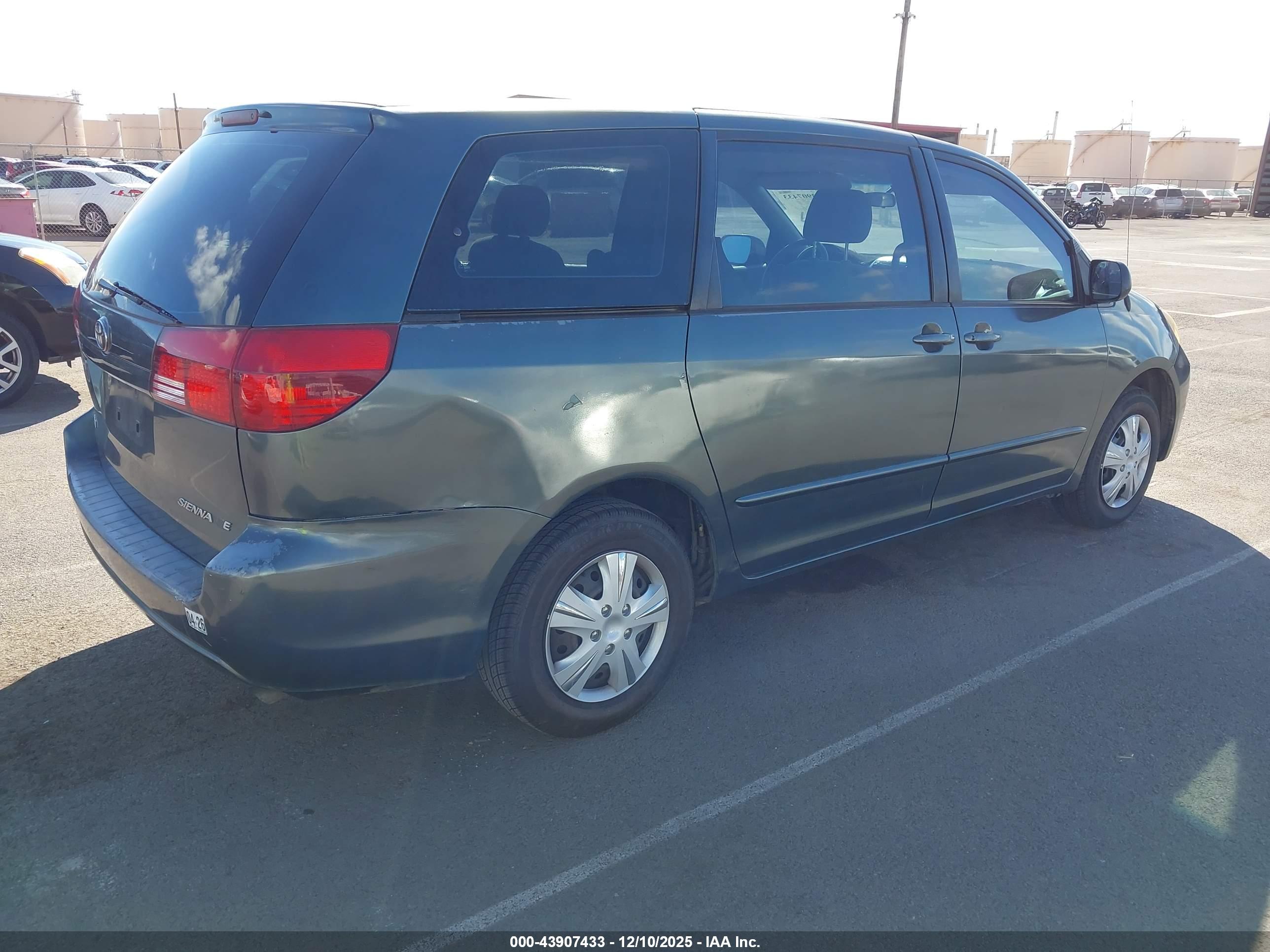 TOYOTA SIENNA image 4