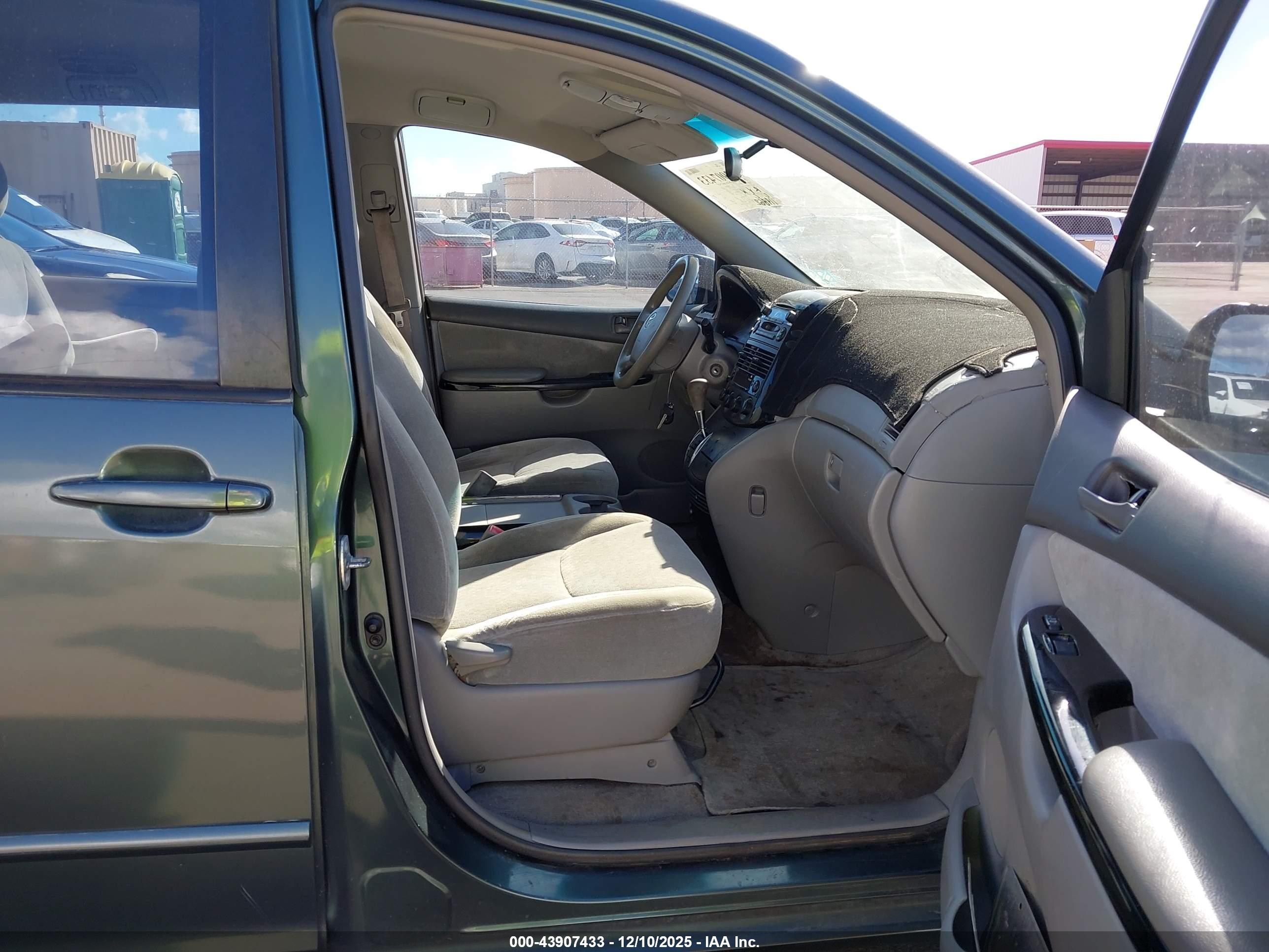 TOYOTA SIENNA image 5