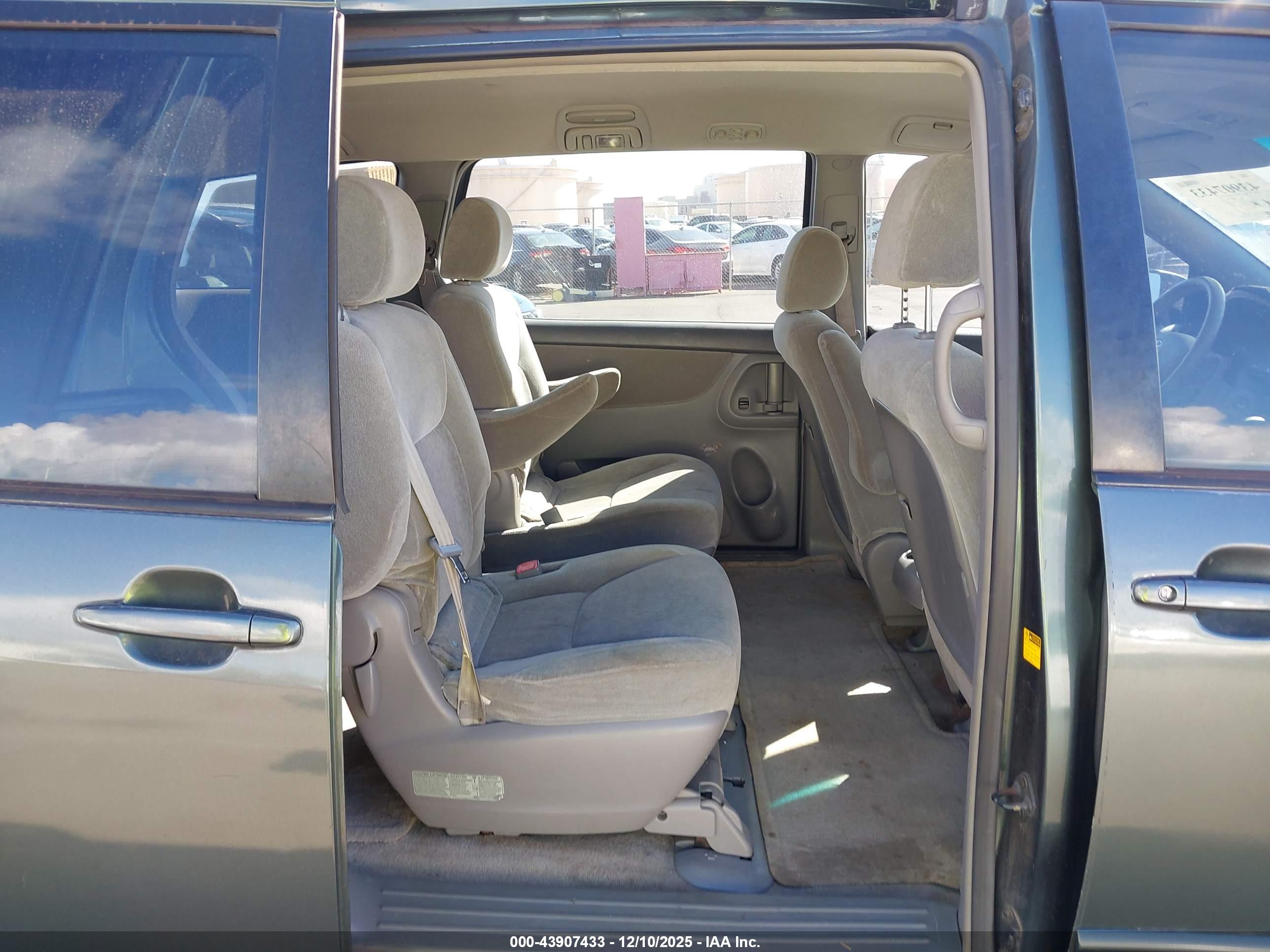 TOYOTA SIENNA image 8
