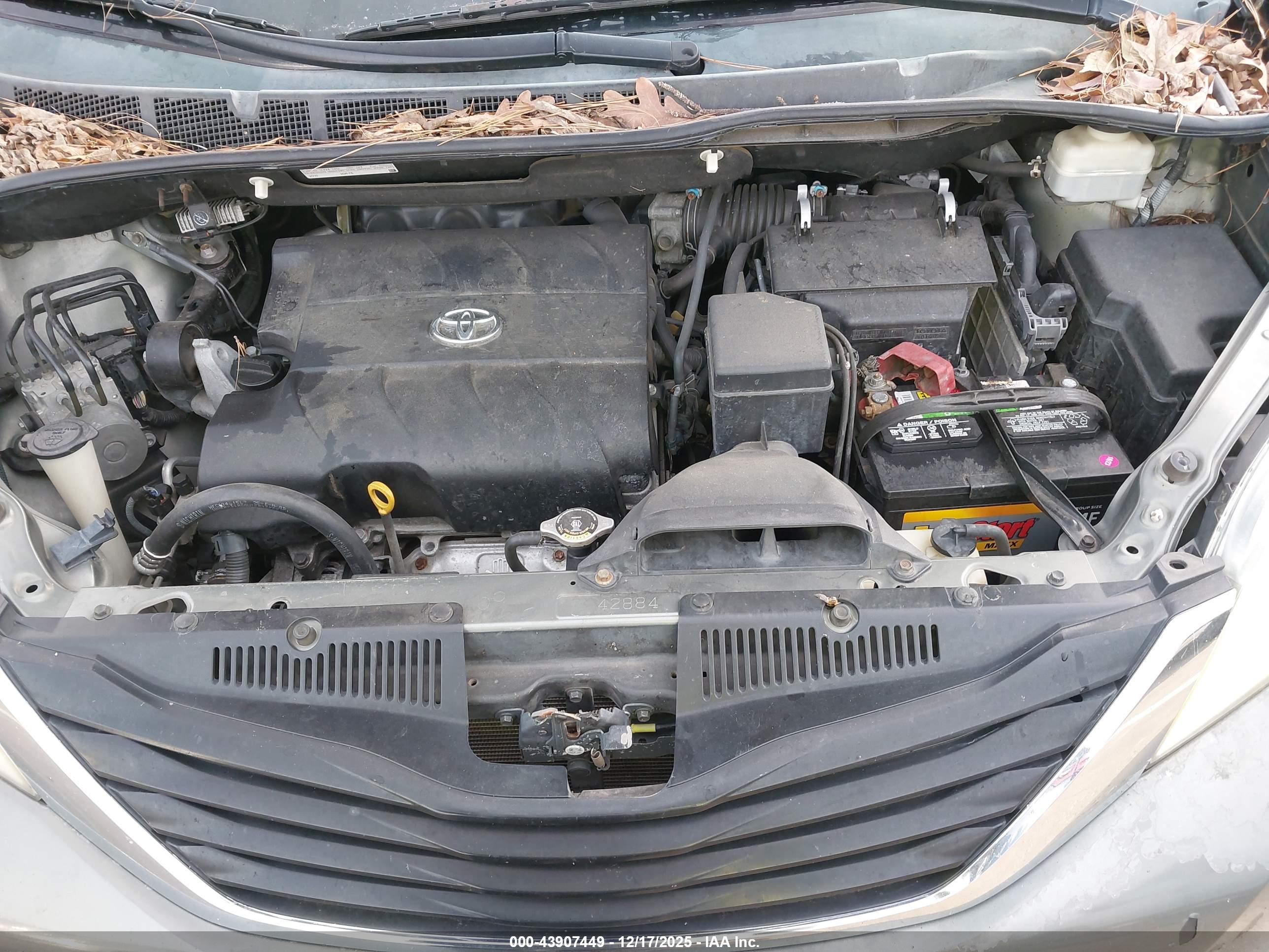 TOYOTA SIENNA image 10