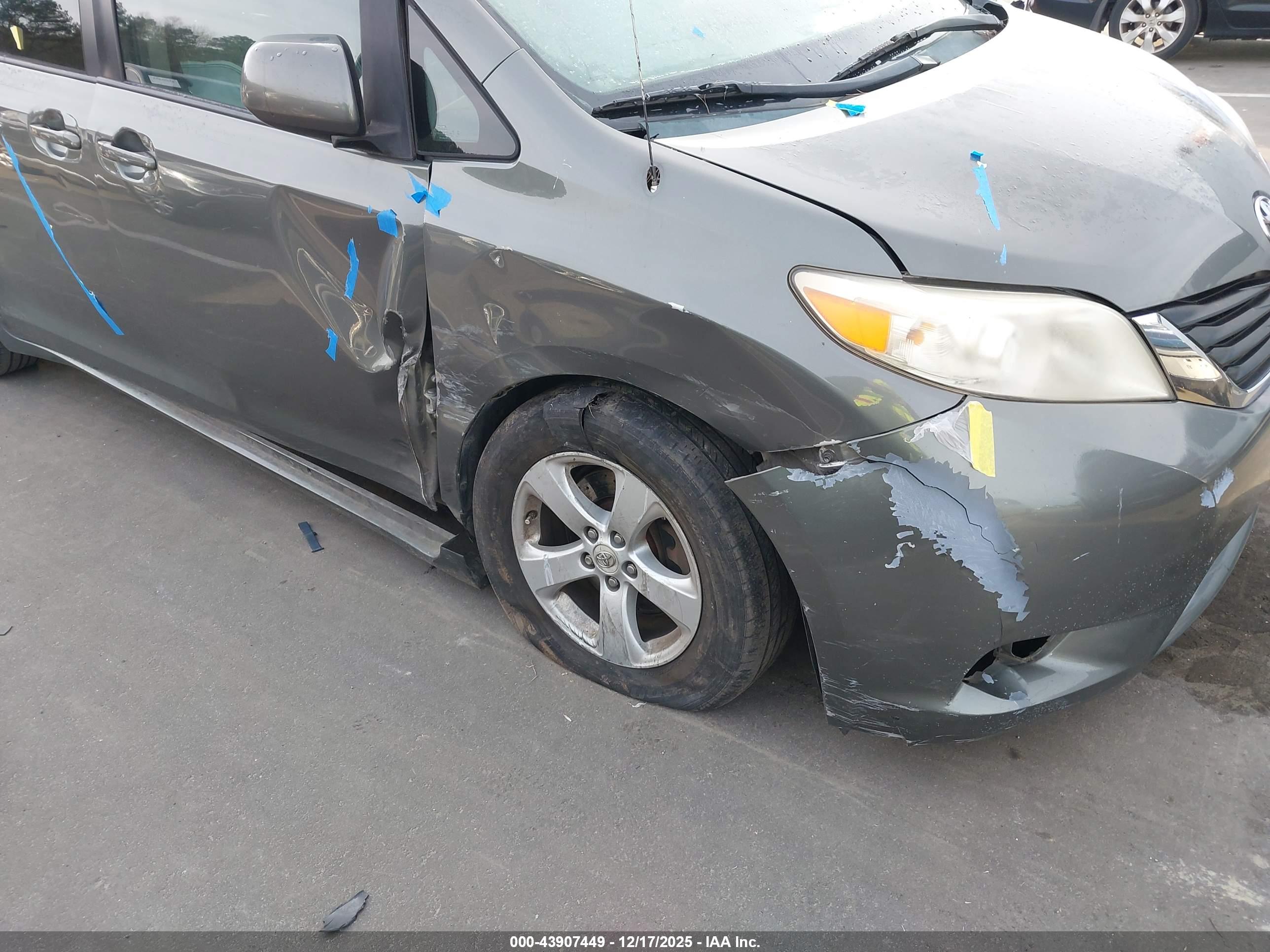 TOYOTA SIENNA image 6