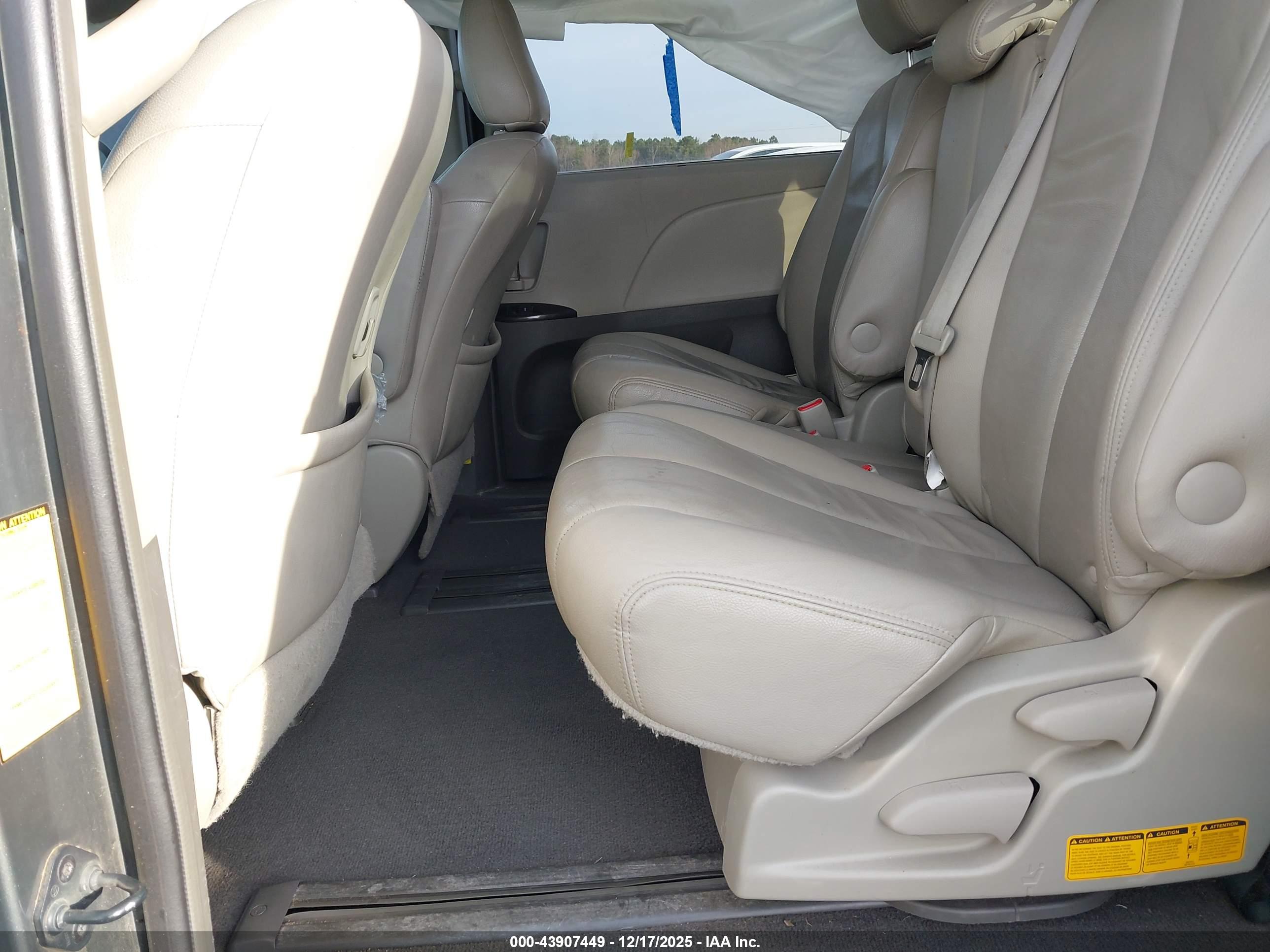 TOYOTA SIENNA image 8