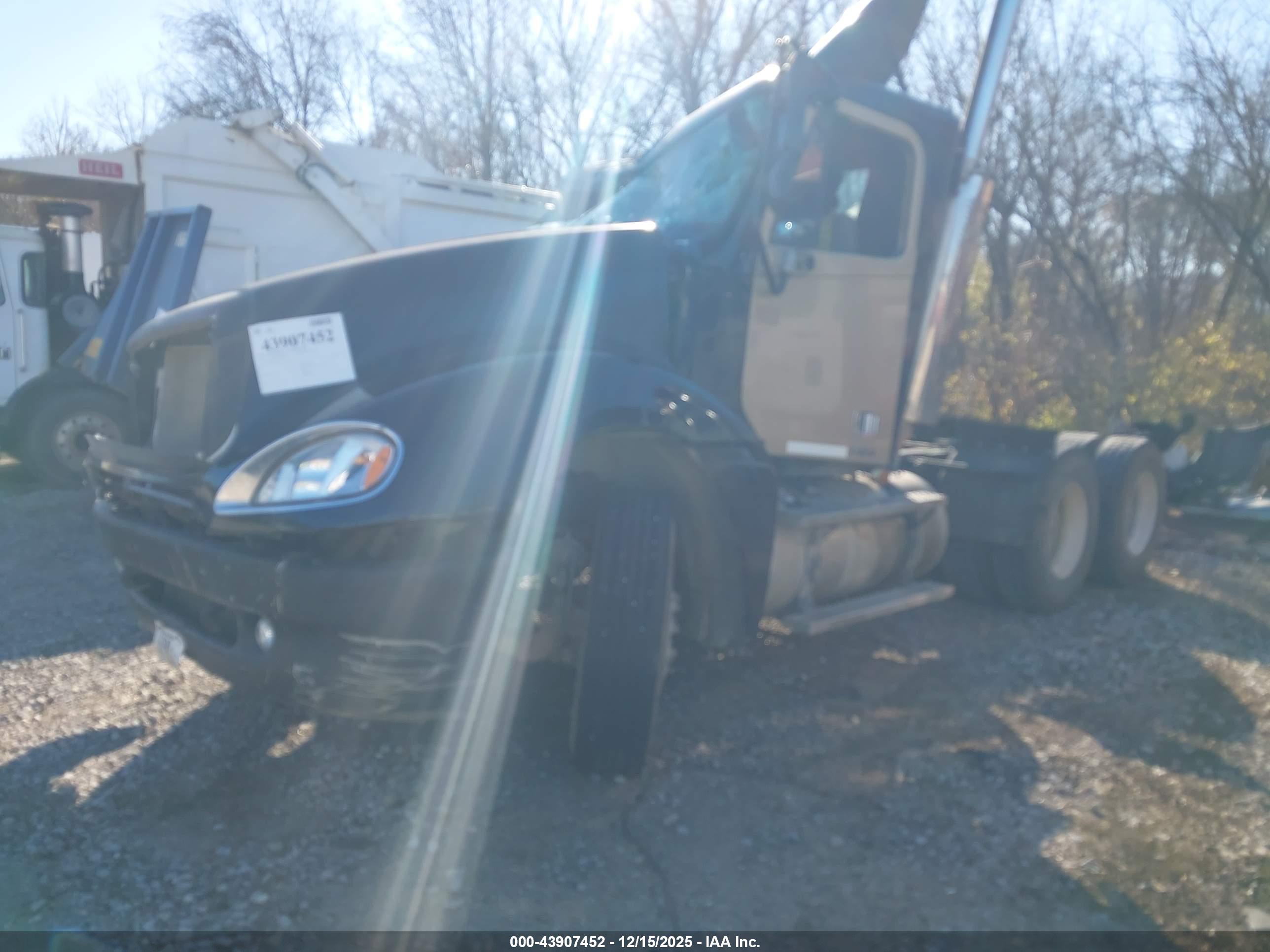 FREIGHTLINER CONVENTIONAL image 2