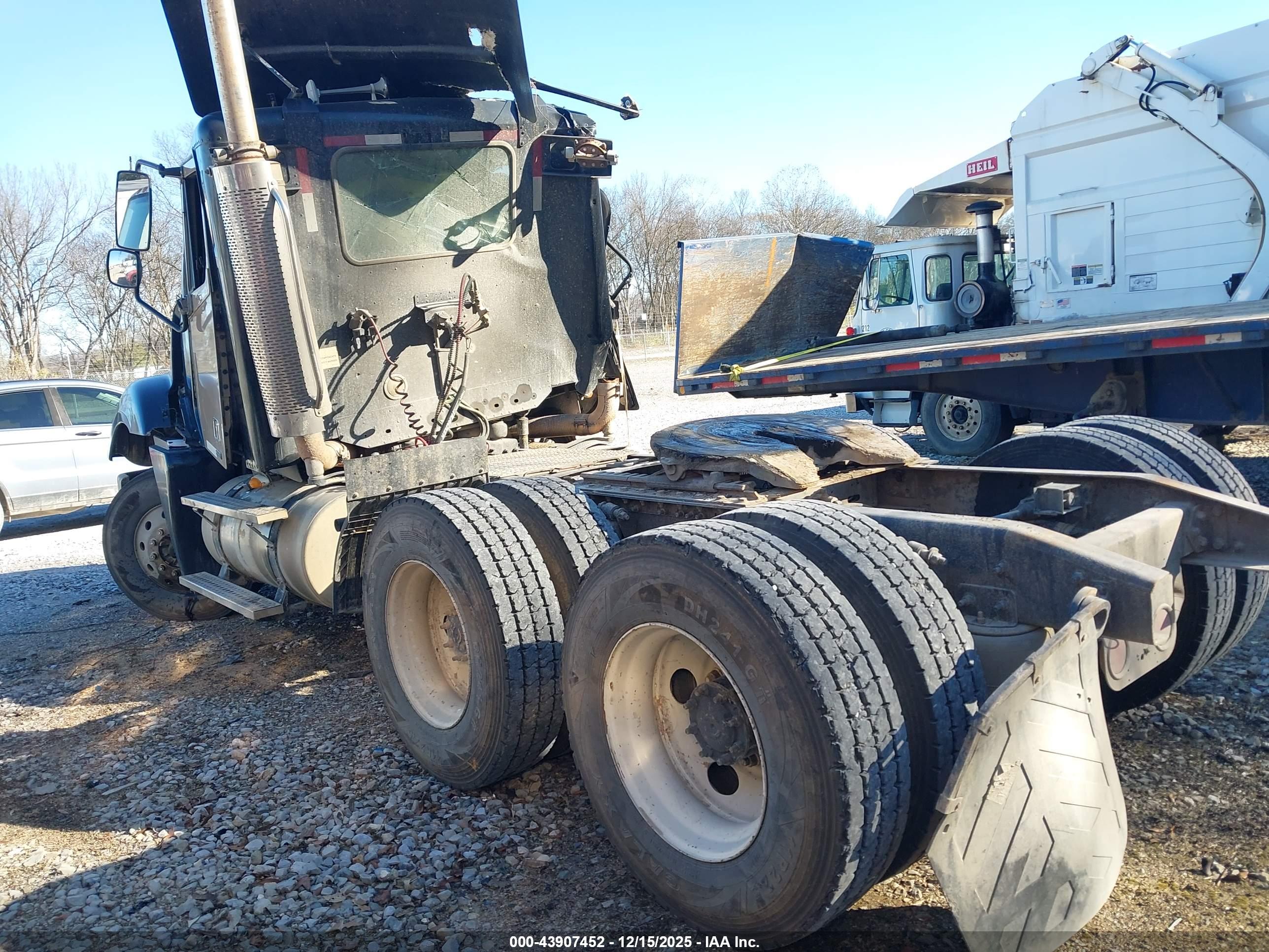 FREIGHTLINER CONVENTIONAL image 3