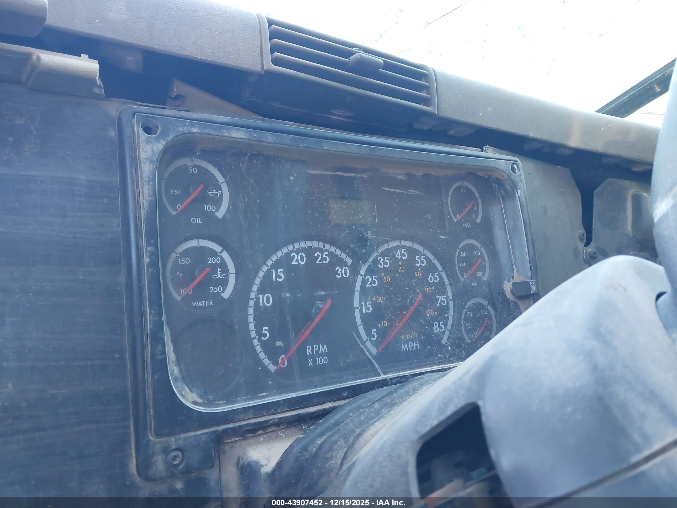 FREIGHTLINER CONVENTIONAL image 6