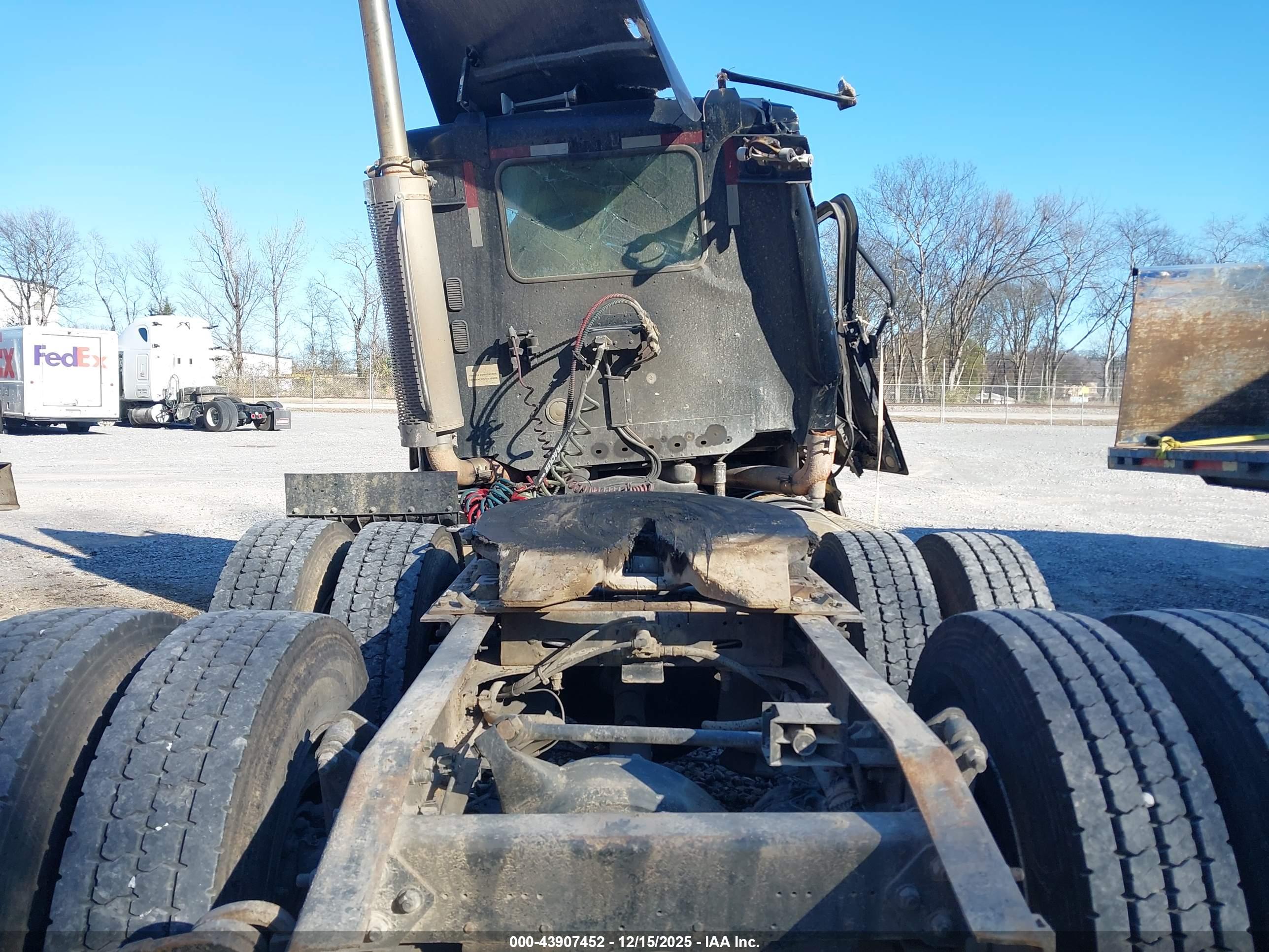FREIGHTLINER CONVENTIONAL image 7