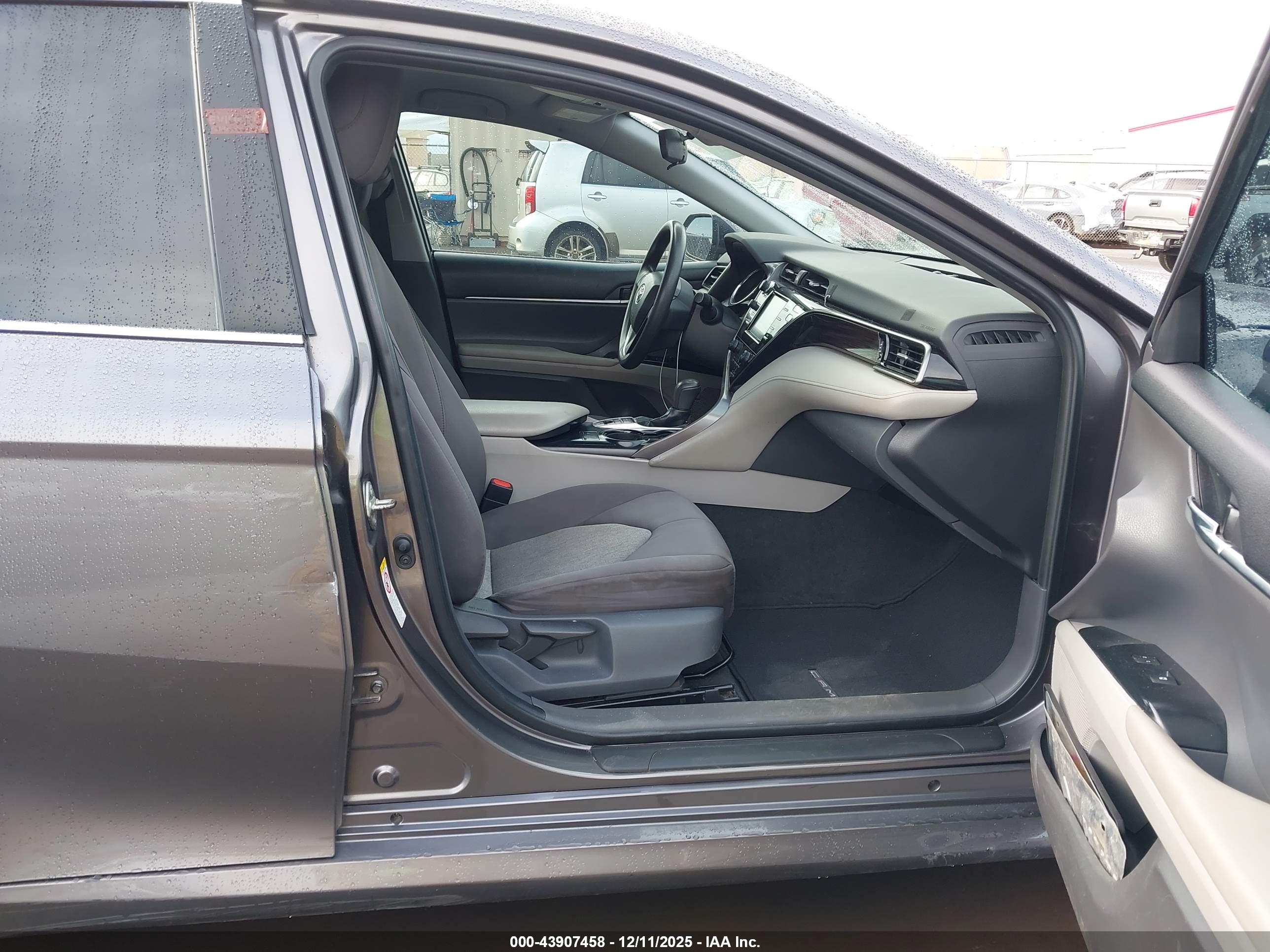 TOYOTA CAMRY image 5