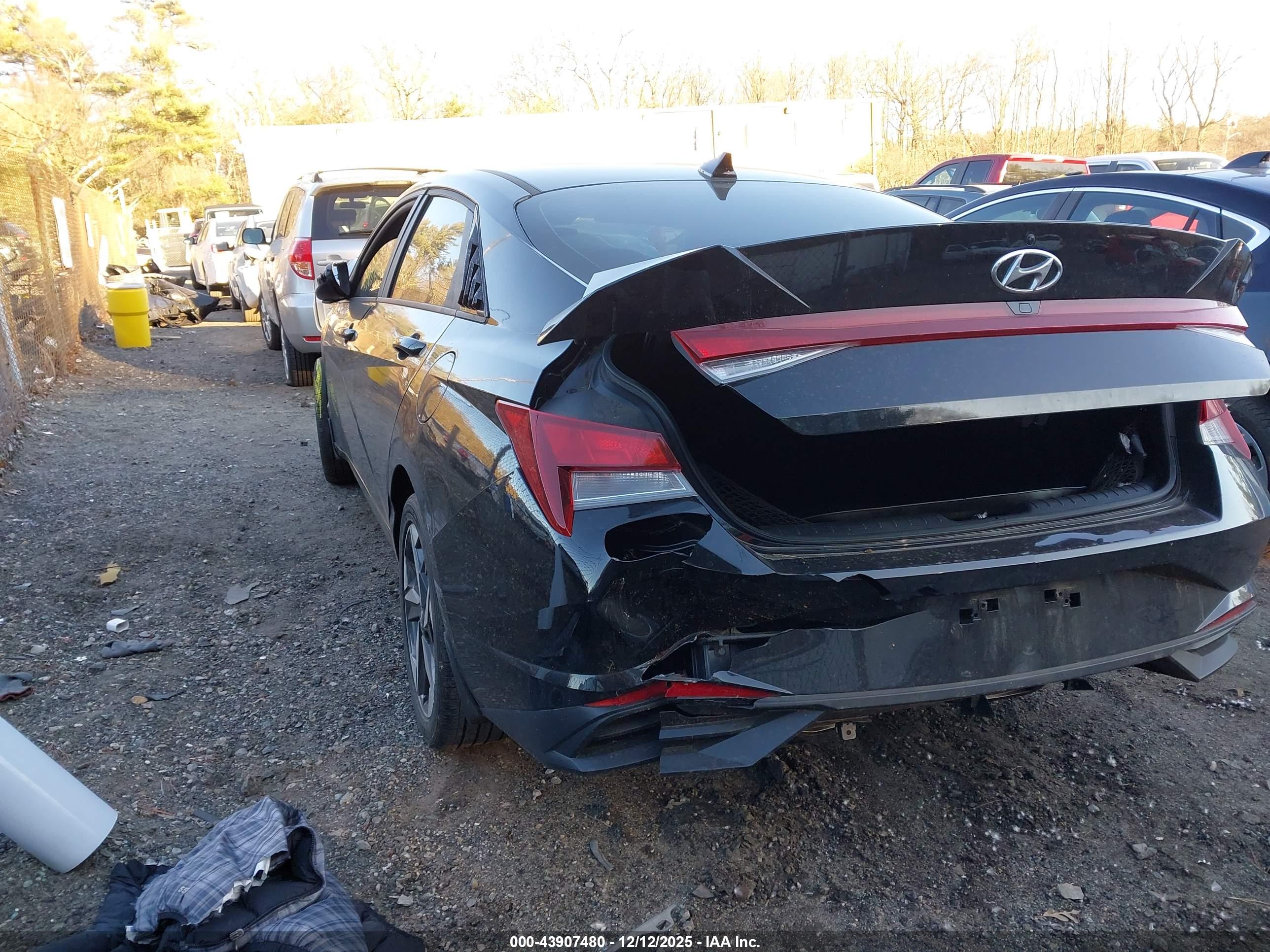 HYUNDAI ELANTRA image 3