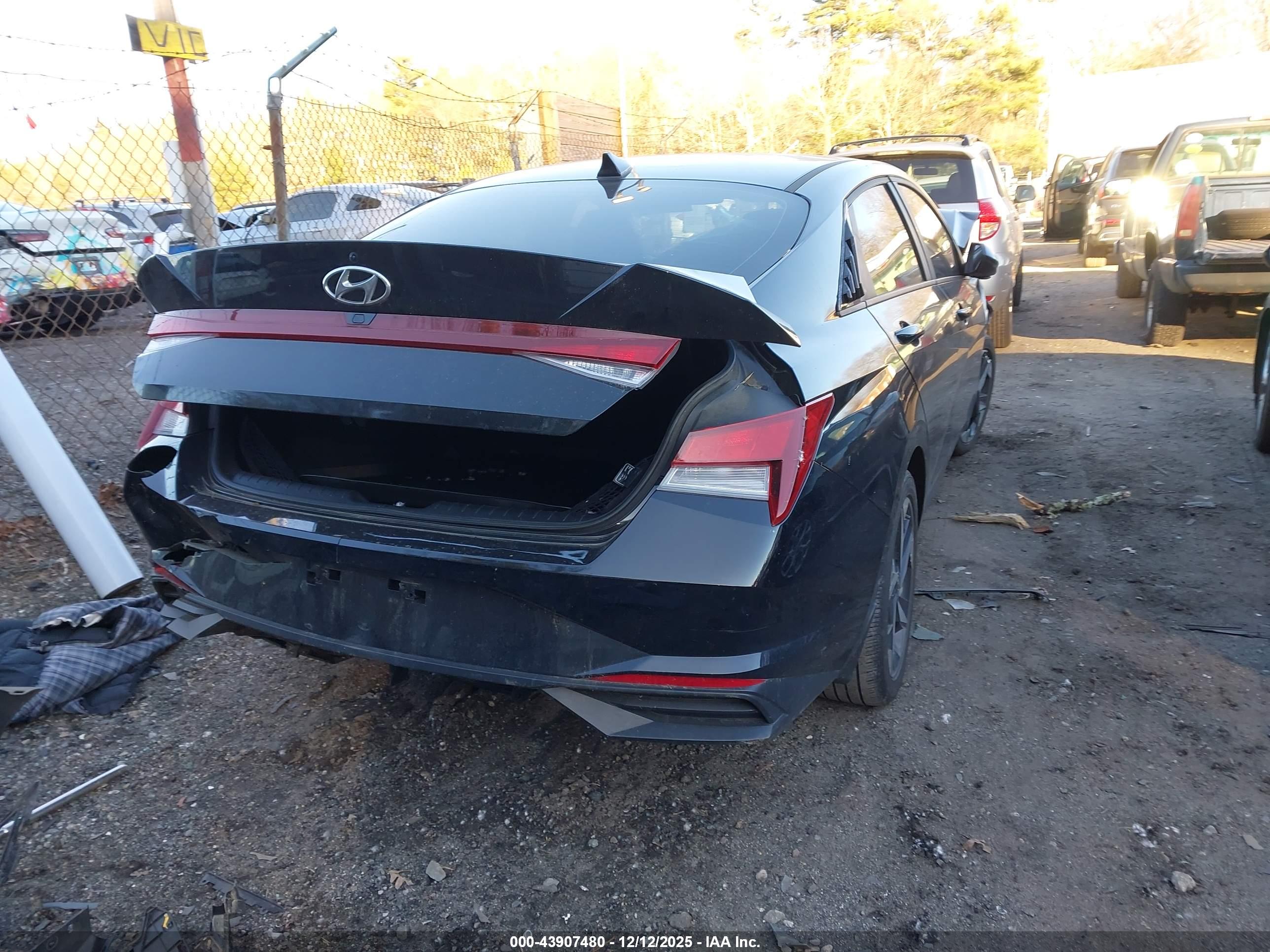 HYUNDAI ELANTRA image 4