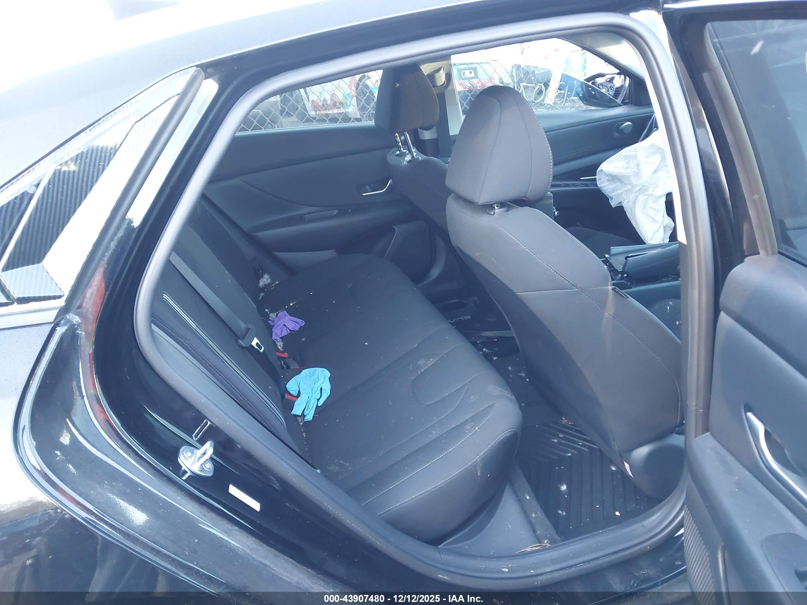 HYUNDAI ELANTRA image 8