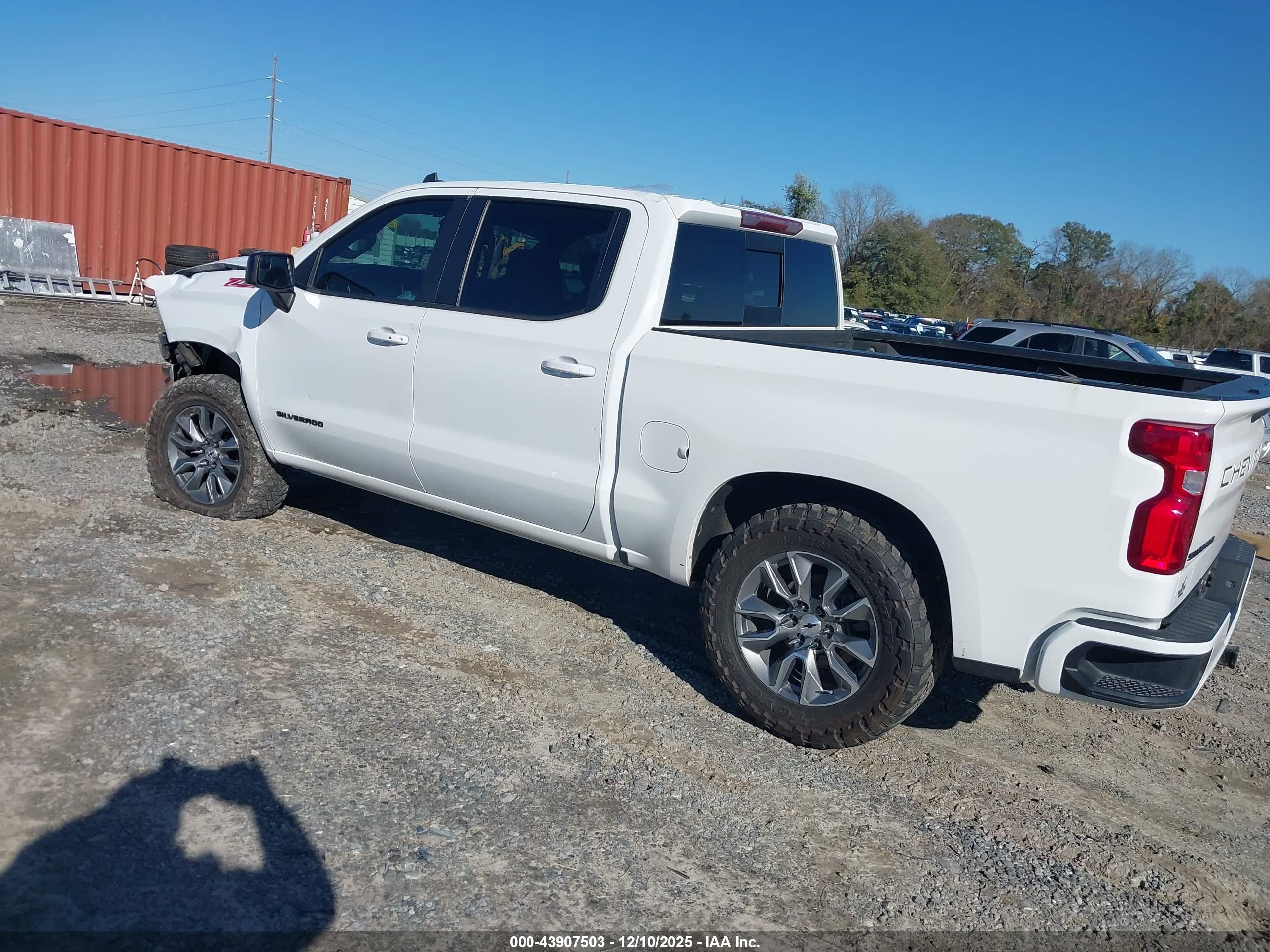 CHEVROLET SILVERADO image 3