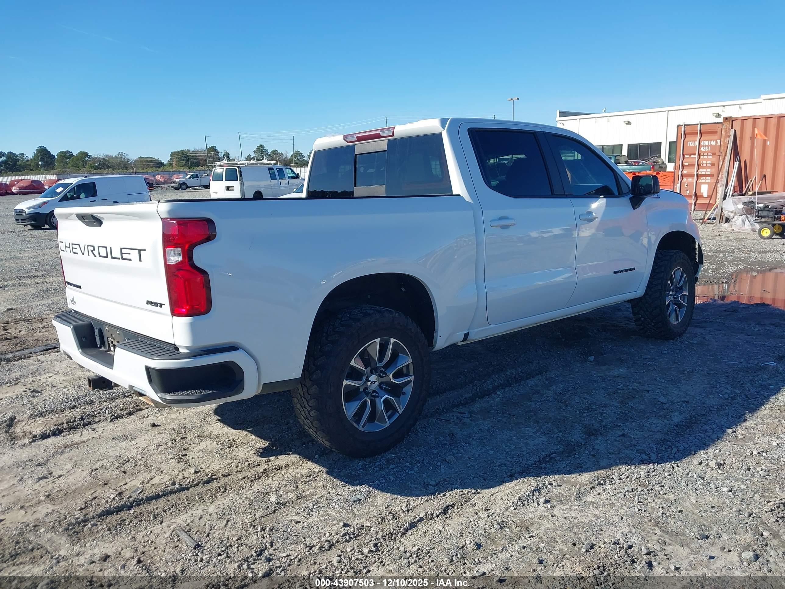 CHEVROLET SILVERADO image 4