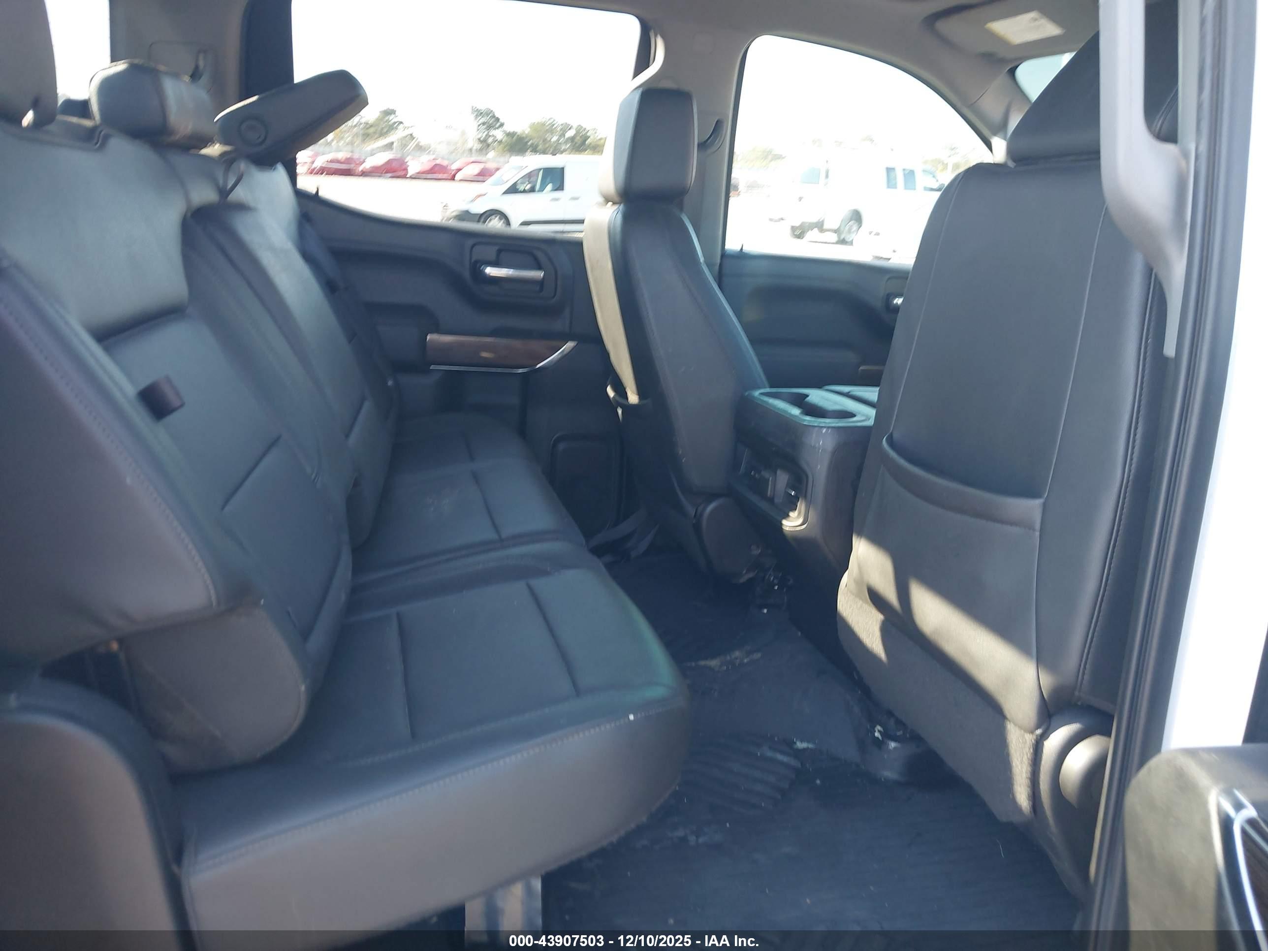 CHEVROLET SILVERADO image 8
