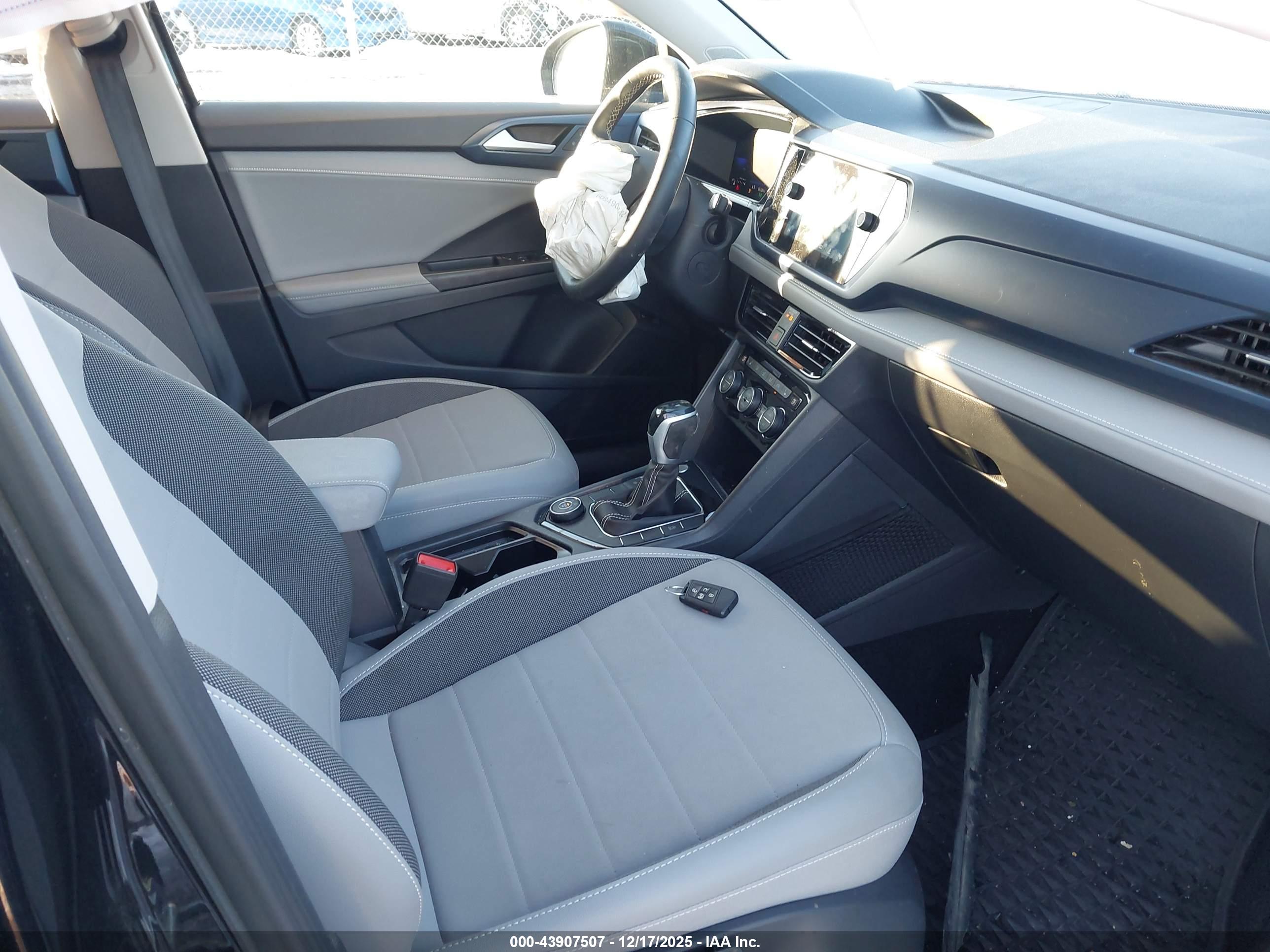 VOLKSWAGEN TAOS image 5
