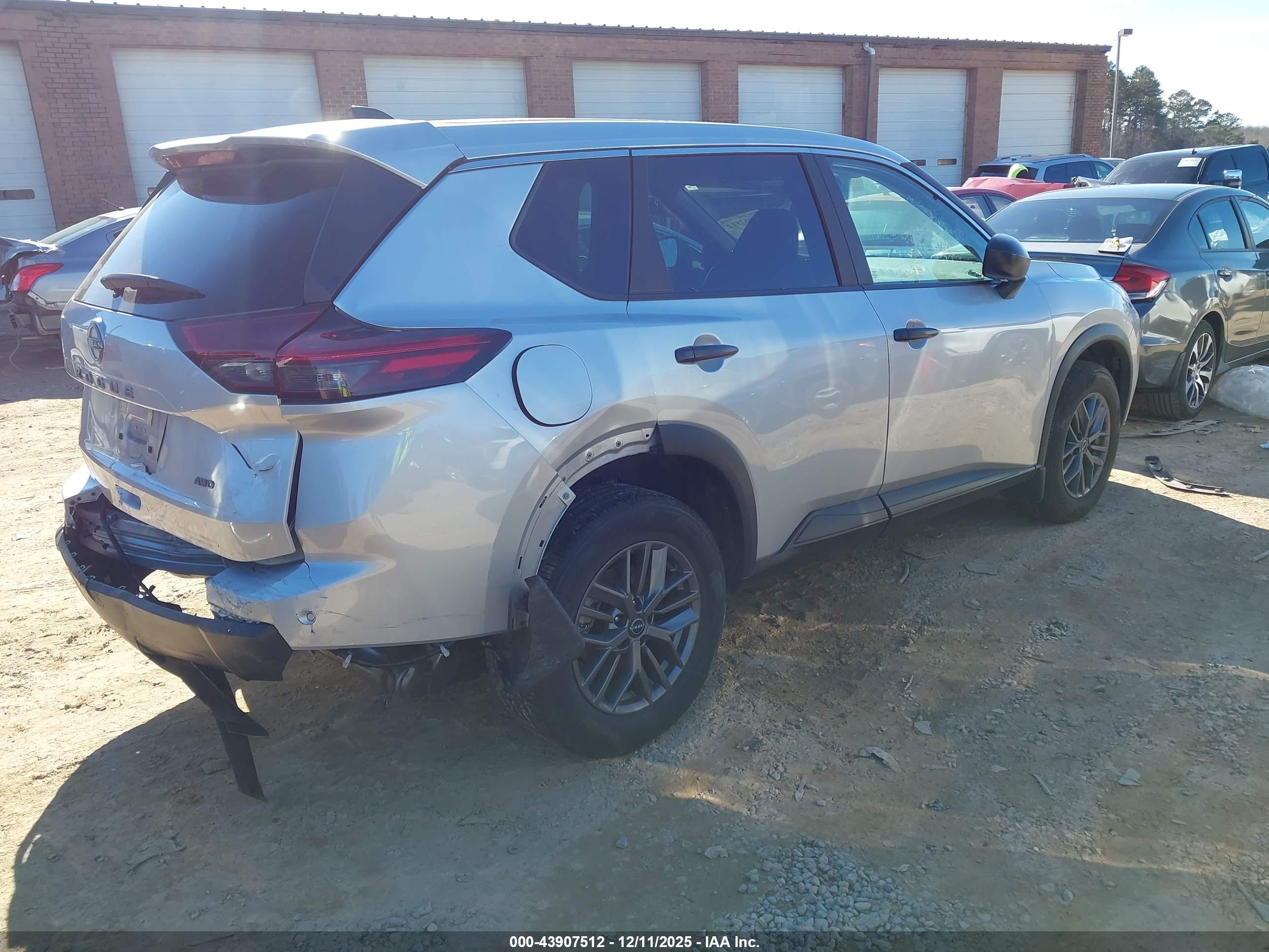 NISSAN ROGUE image 4