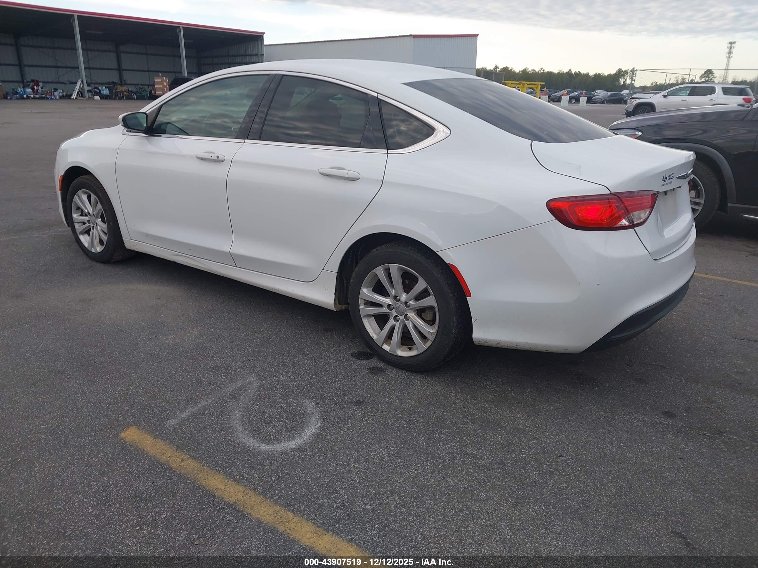 CHRYSLER 200 image 3