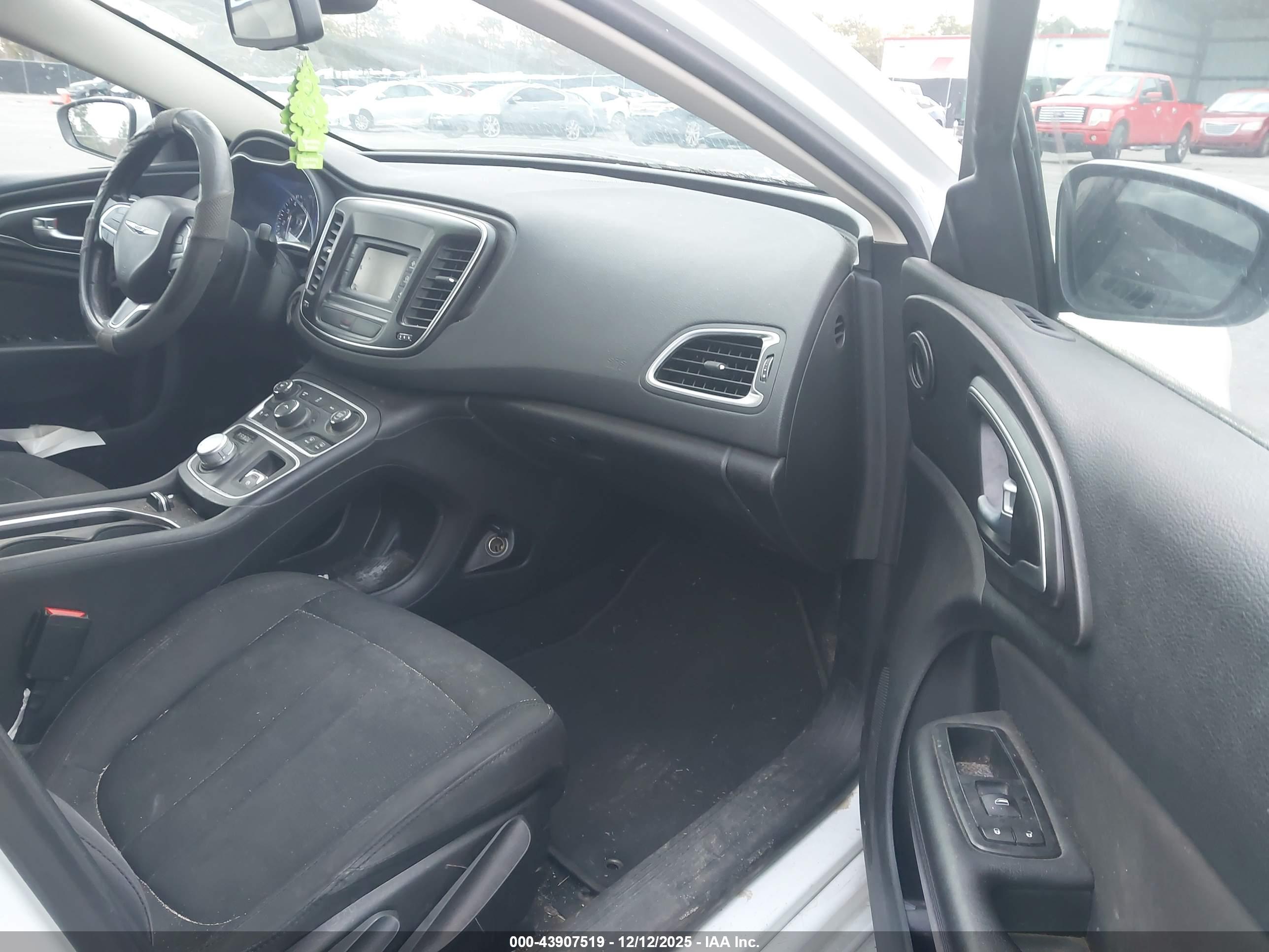 CHRYSLER 200 image 5