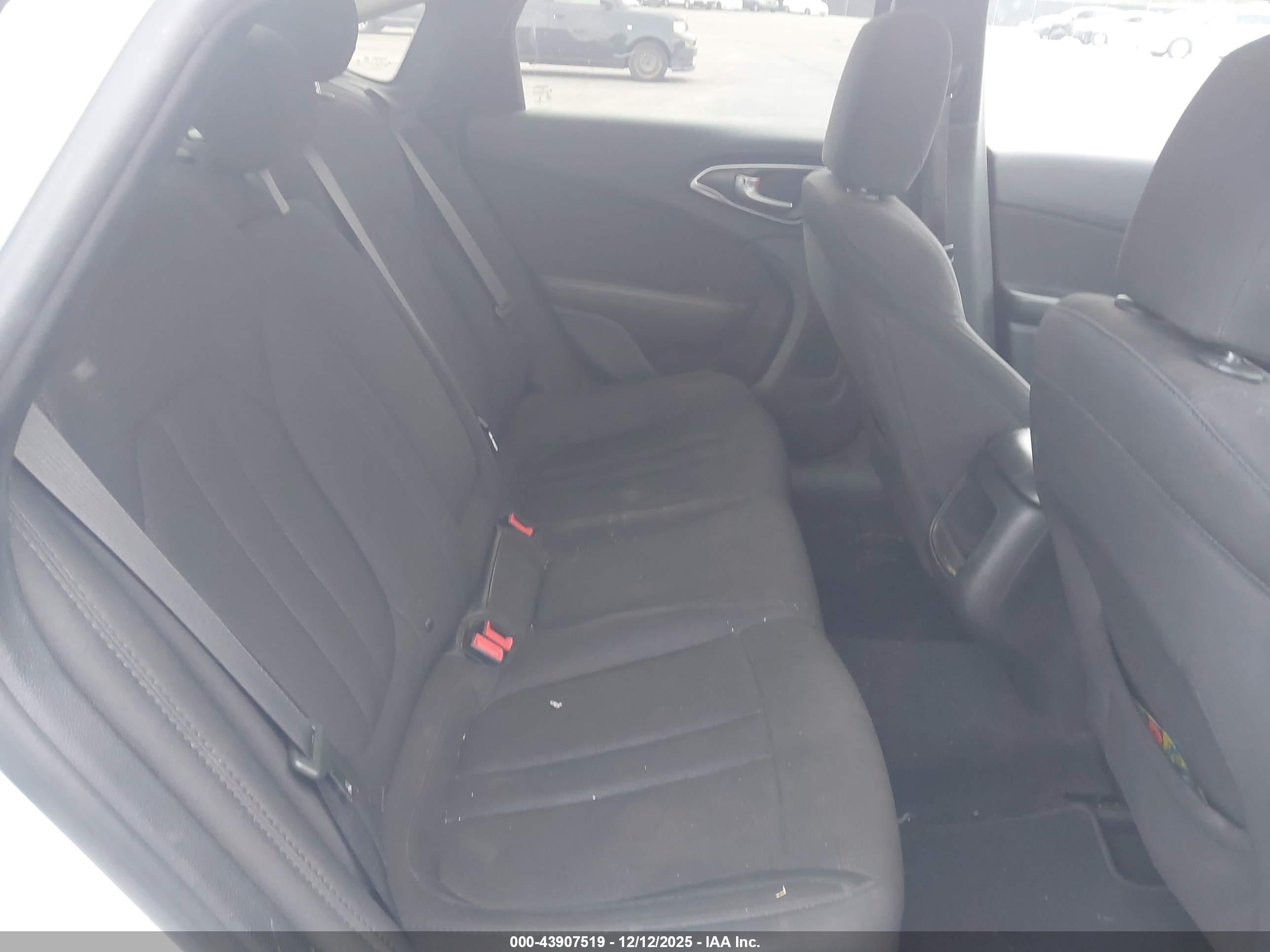 CHRYSLER 200 image 8