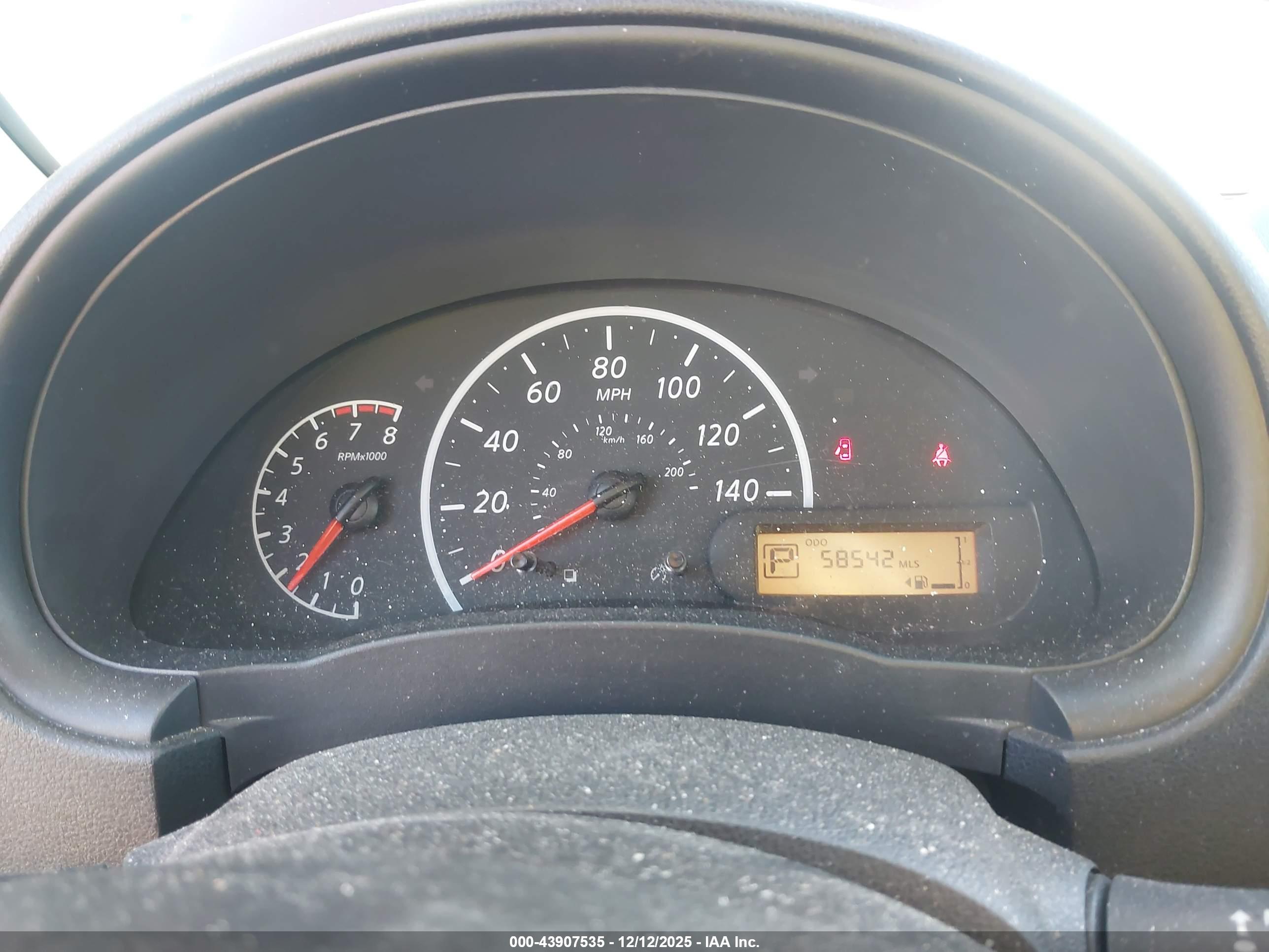 NISSAN VERSA image 7