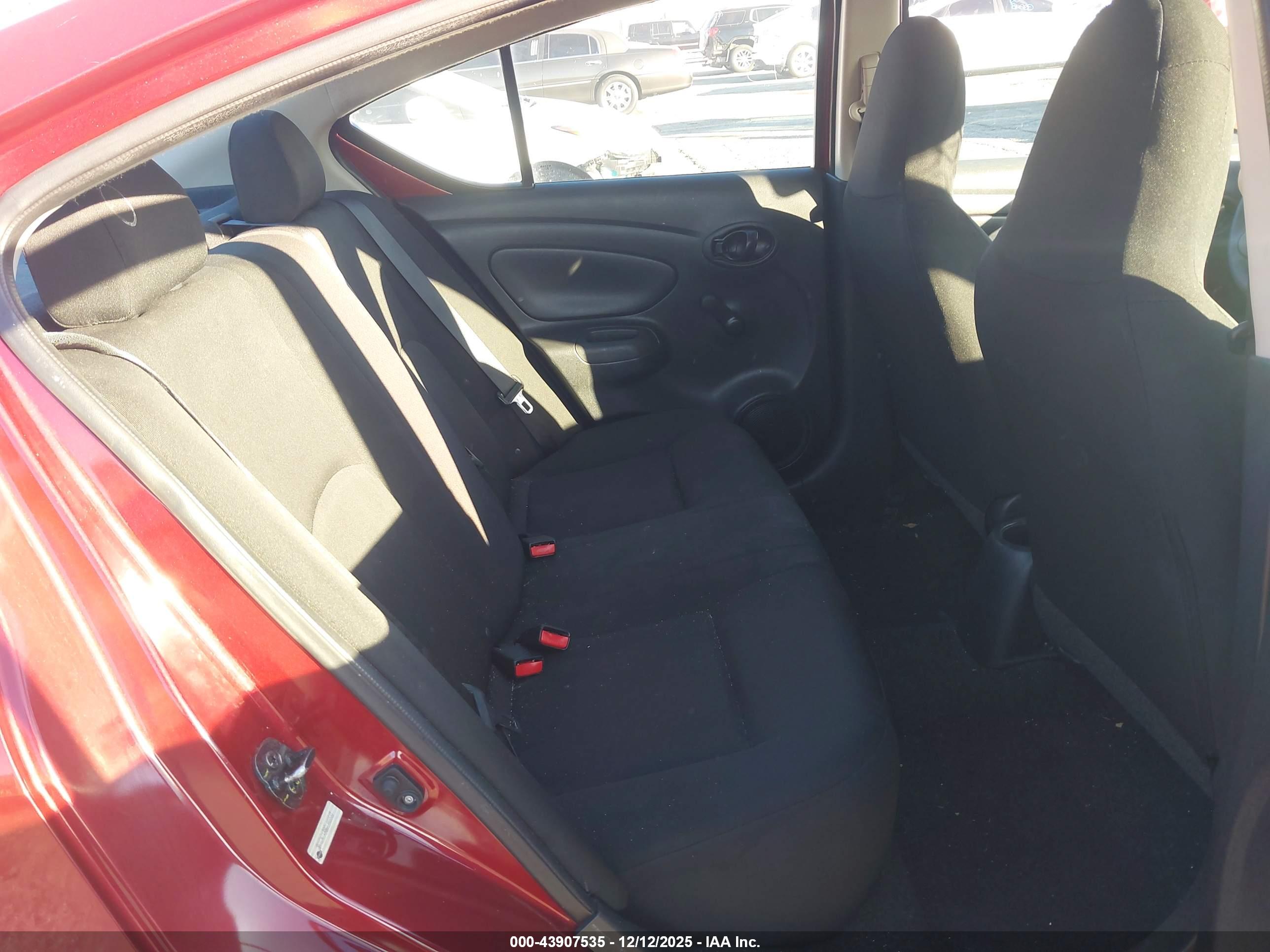 NISSAN VERSA image 8
