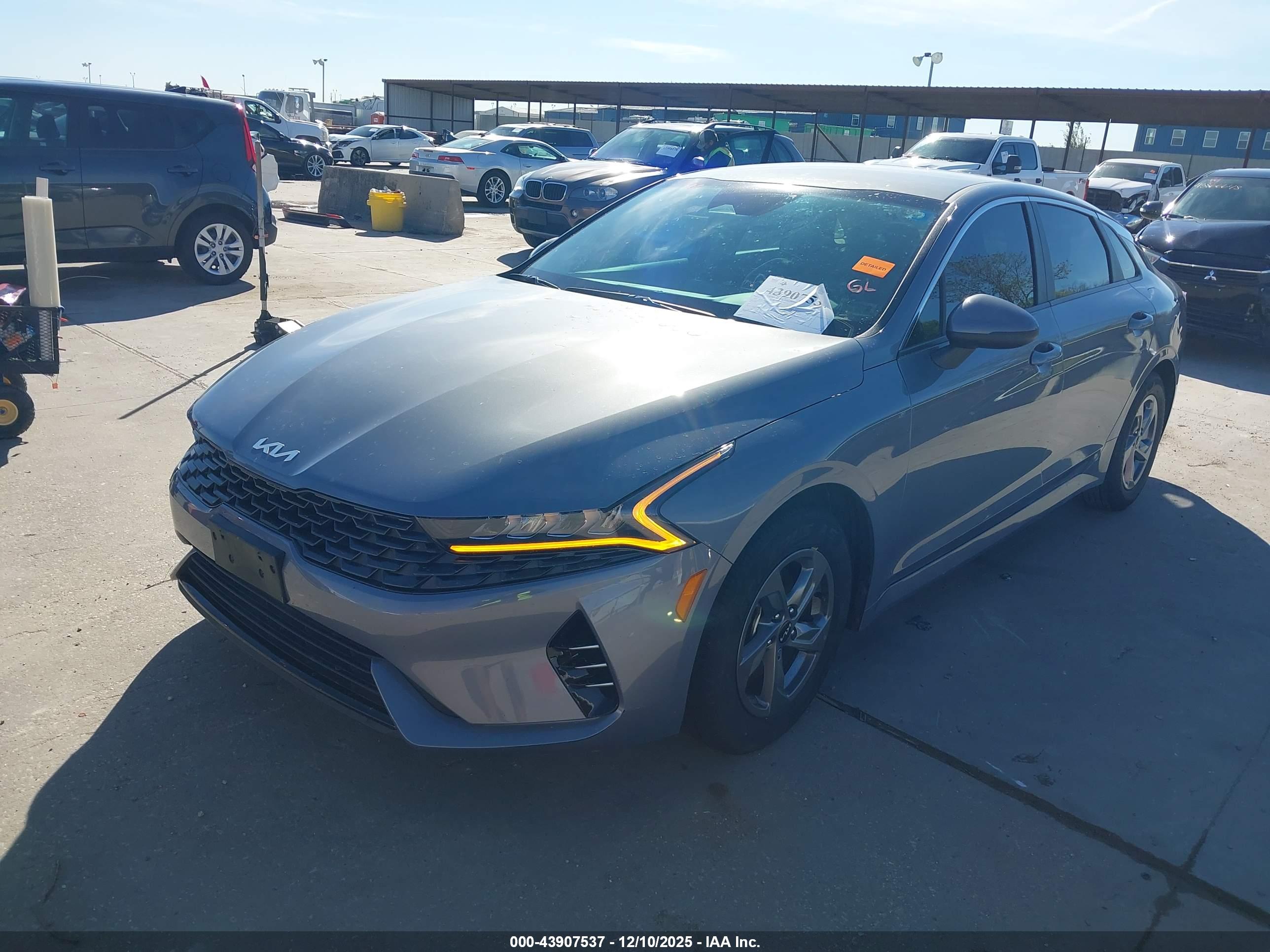 KIA K5 image 2