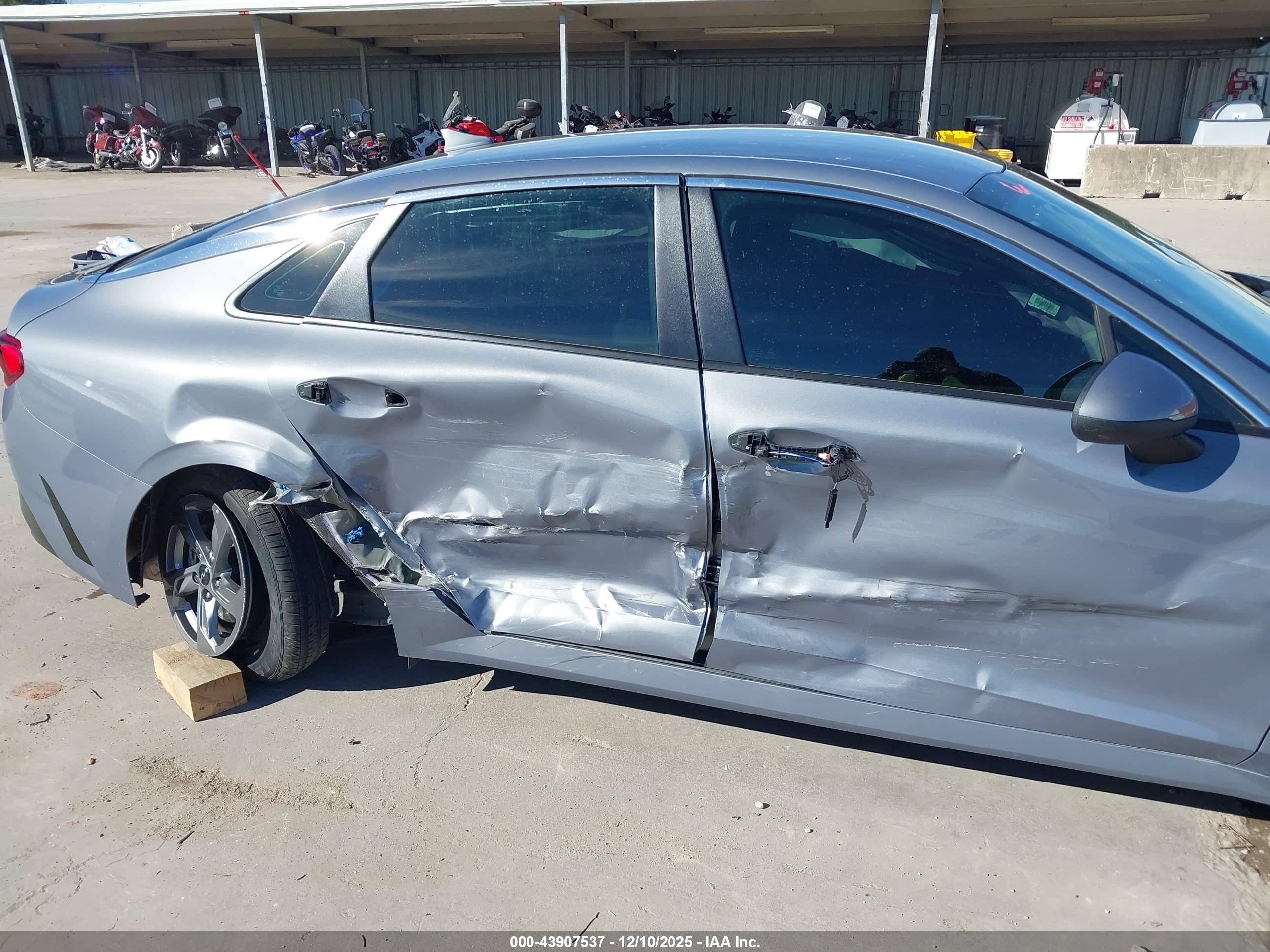 KIA K5 image 6