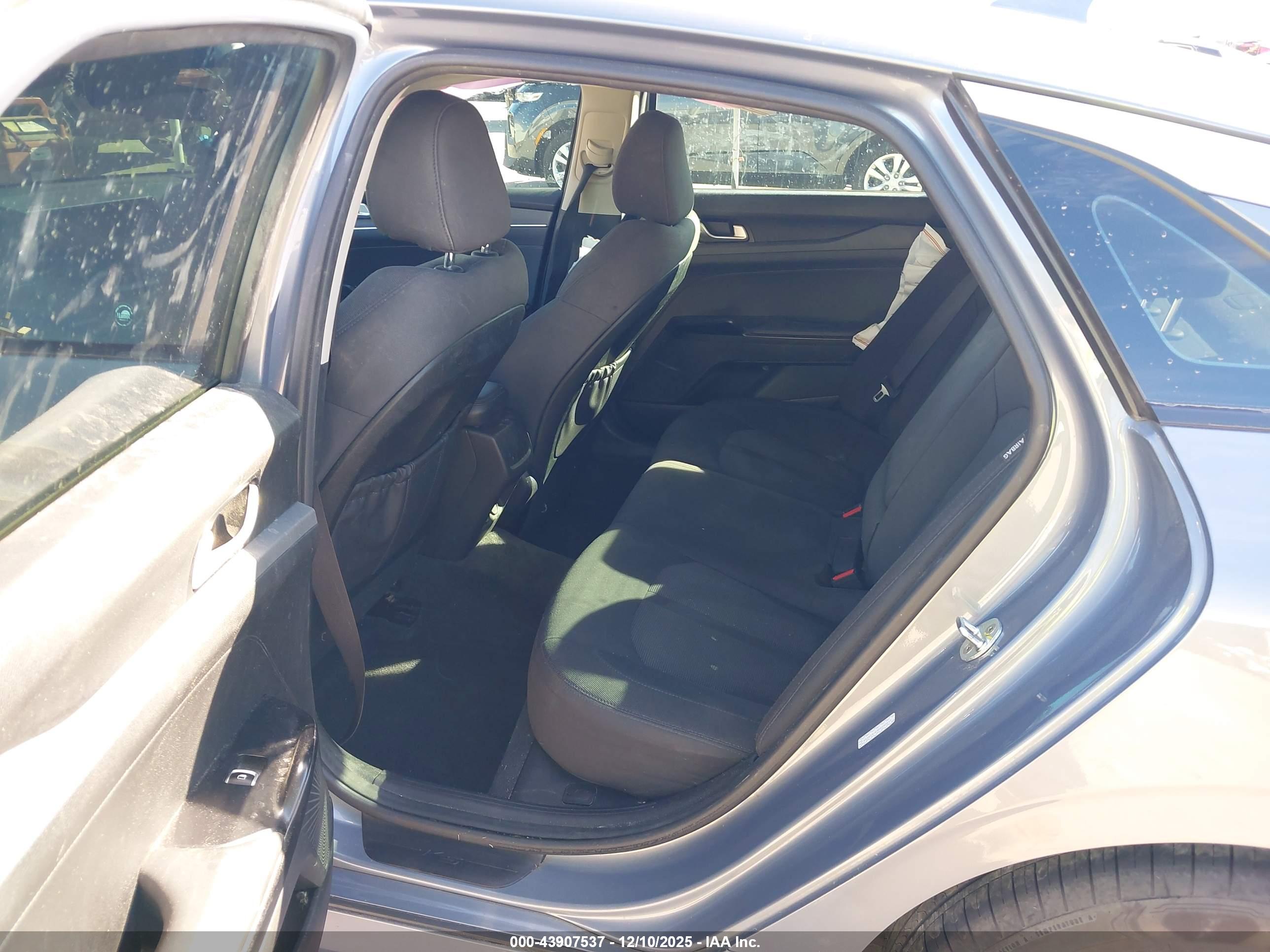 KIA K5 image 8