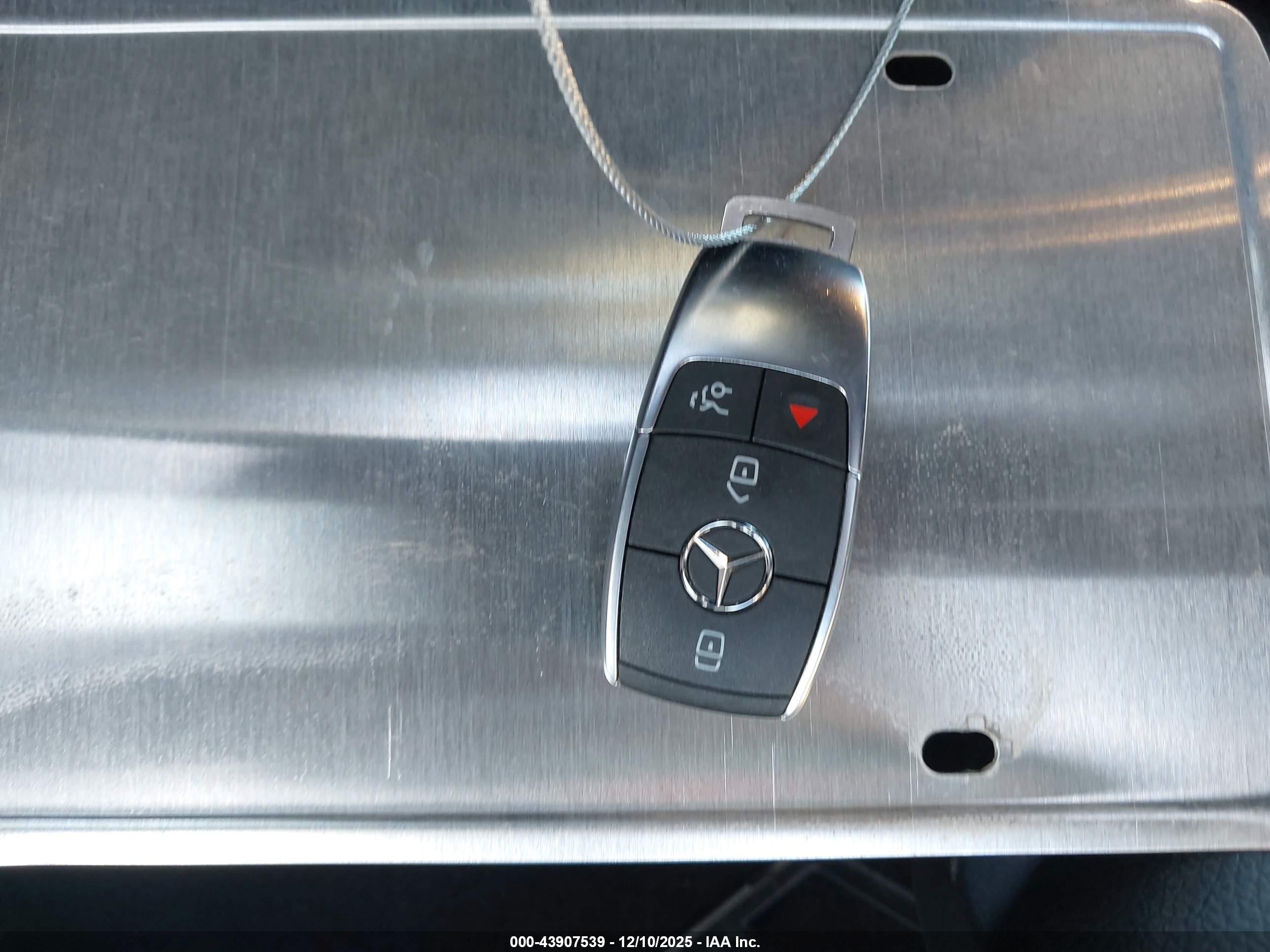 MERCEDES-BENZ GLB image 11