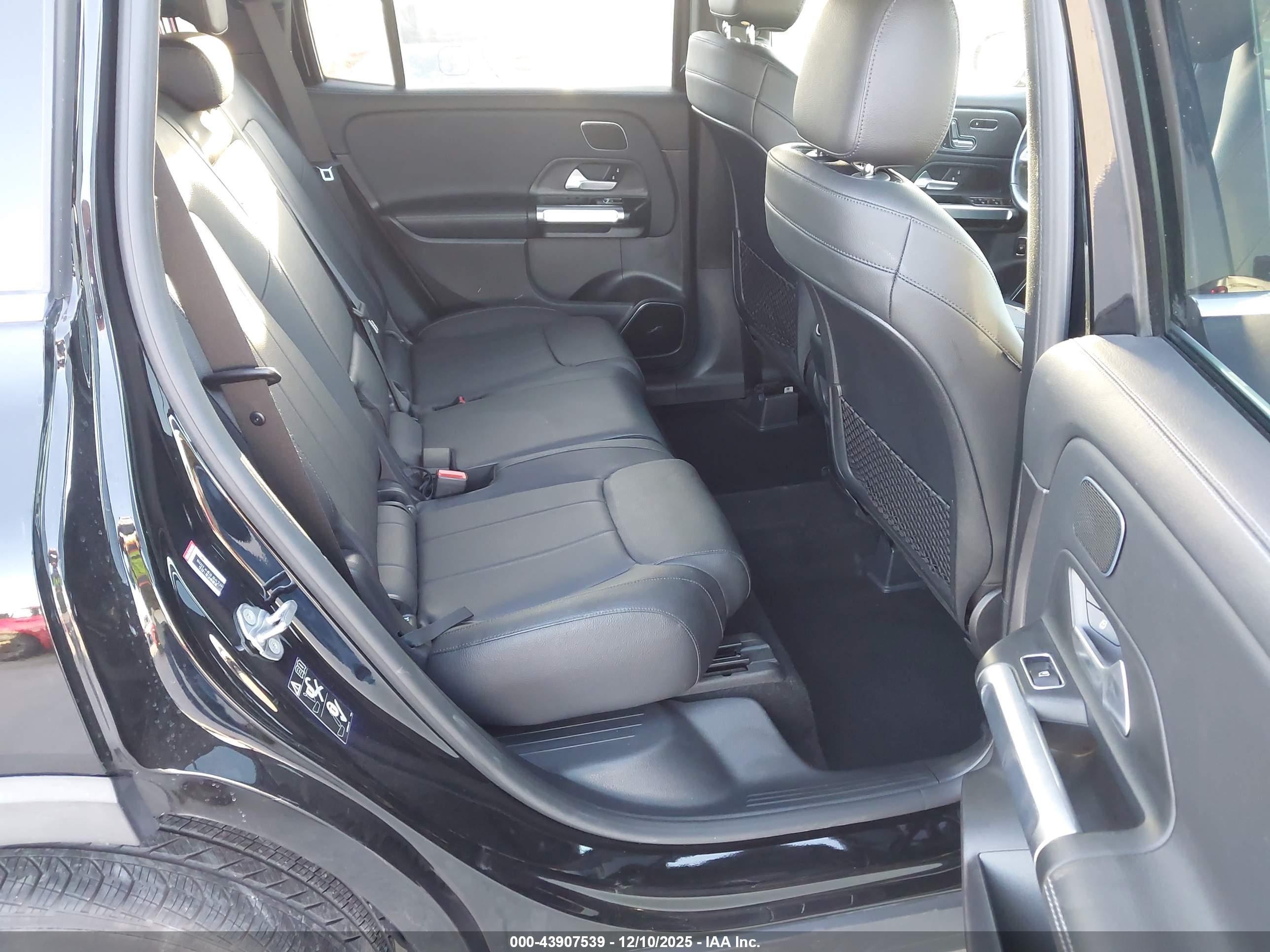MERCEDES-BENZ GLB image 8