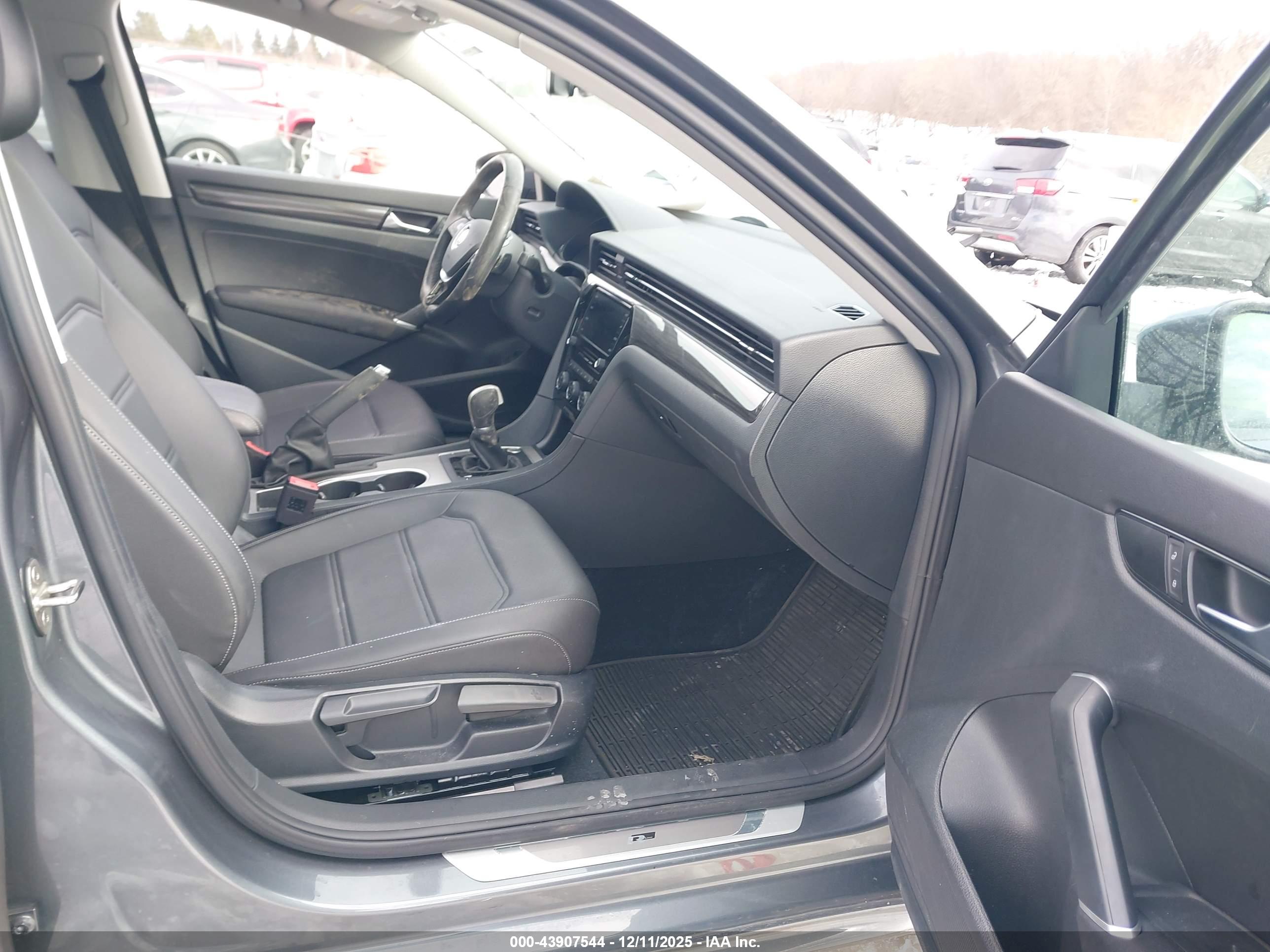 VOLKSWAGEN PASSAT image 5
