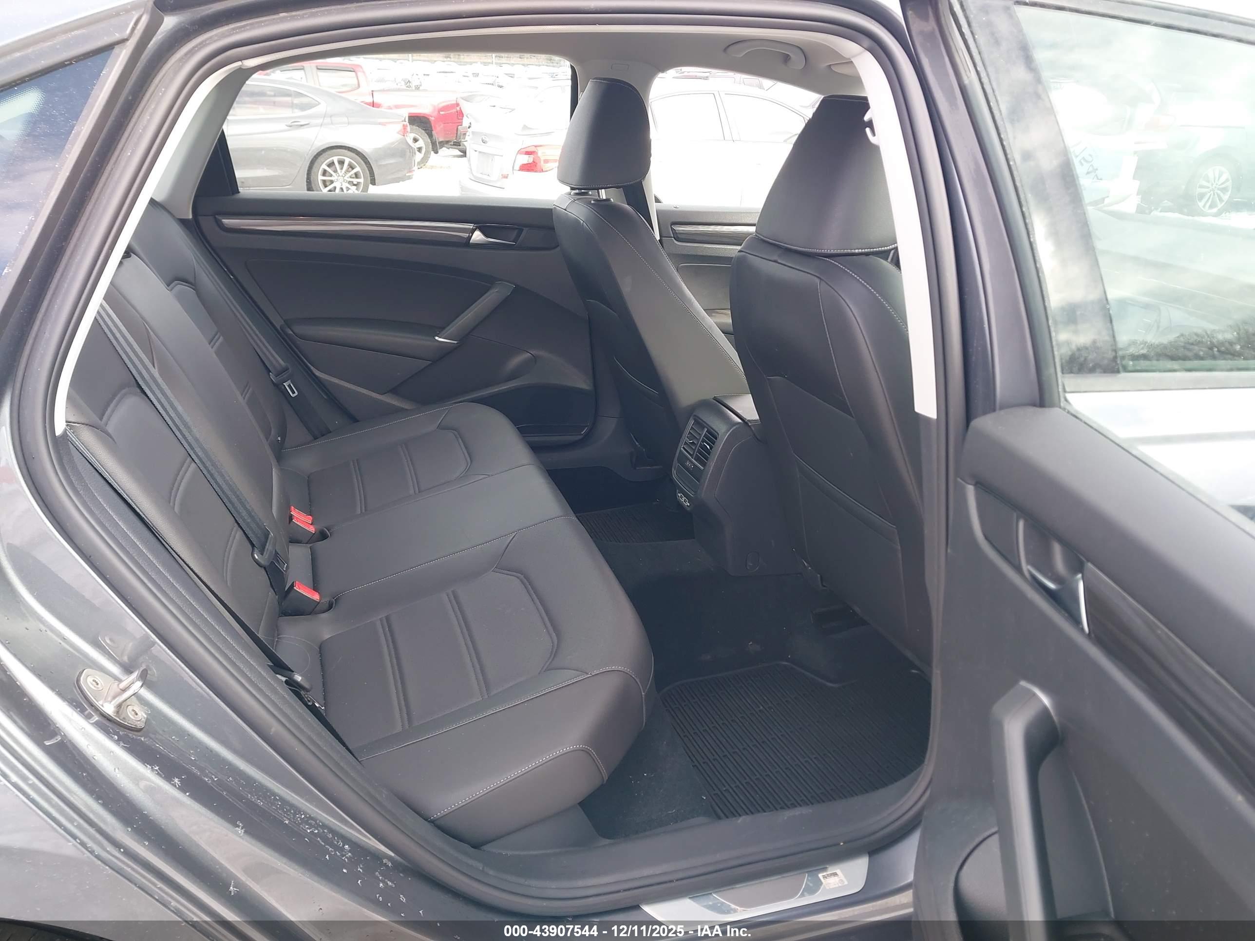 VOLKSWAGEN PASSAT image 8