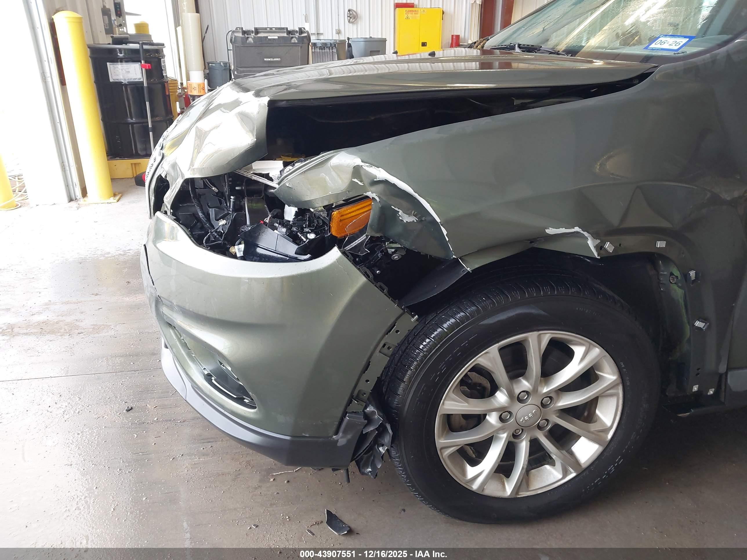 JEEP CHEROKEE image 6