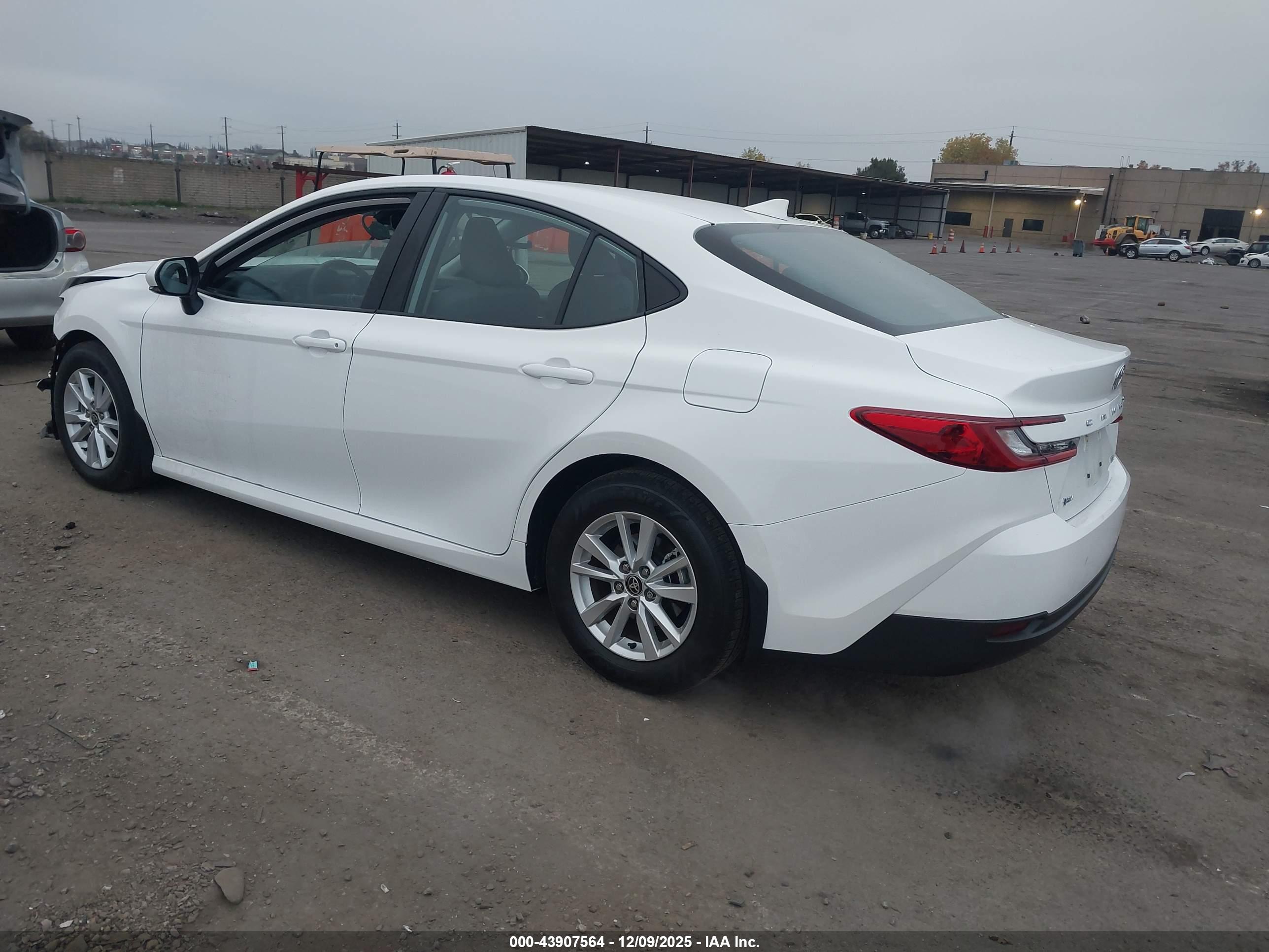 TOYOTA CAMRY image 3