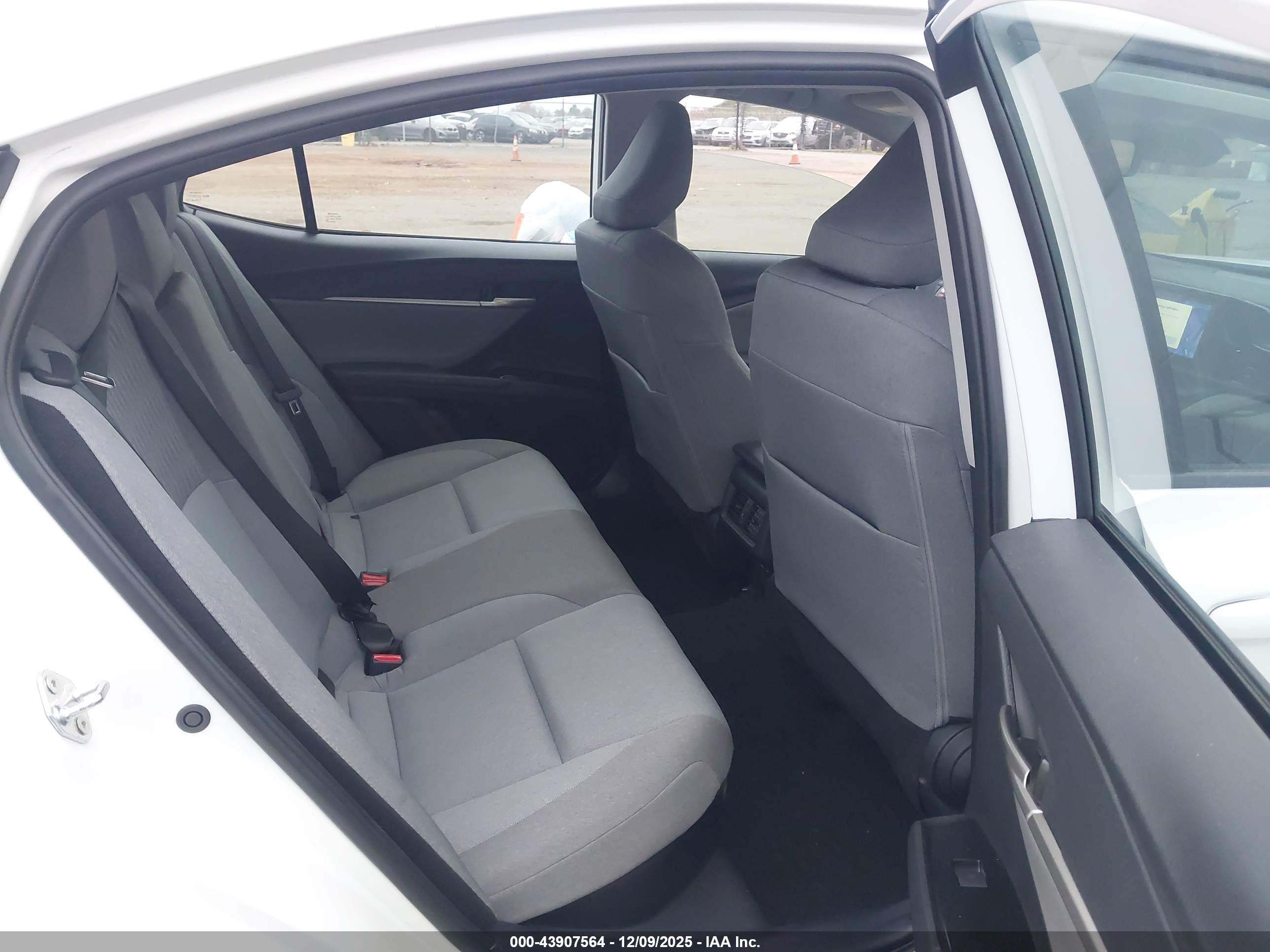TOYOTA CAMRY image 8