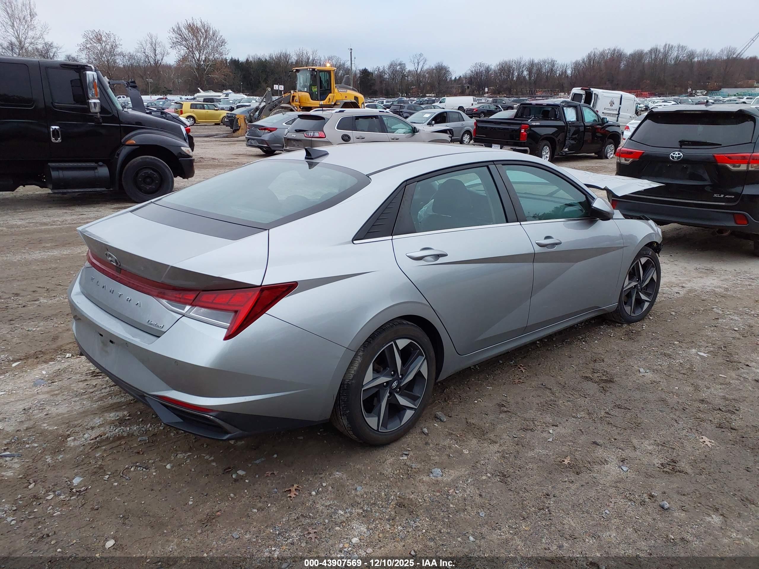 HYUNDAI ELANTRA image 4