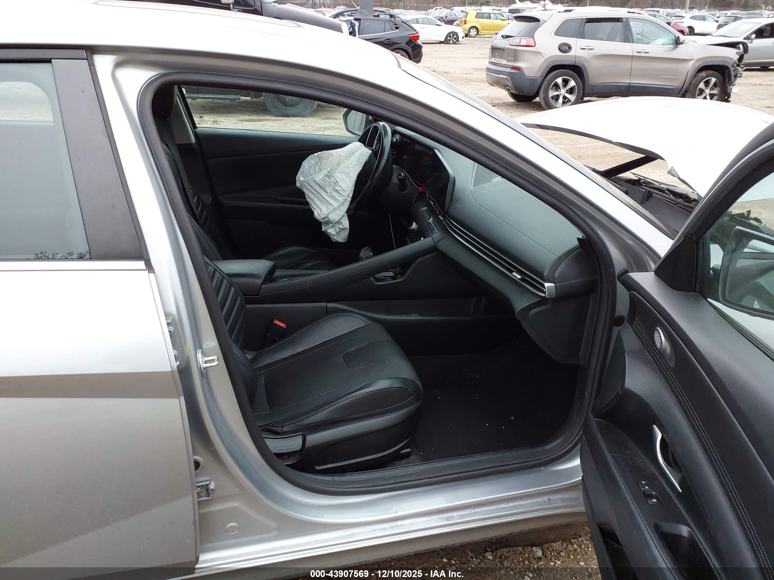 HYUNDAI ELANTRA image 5